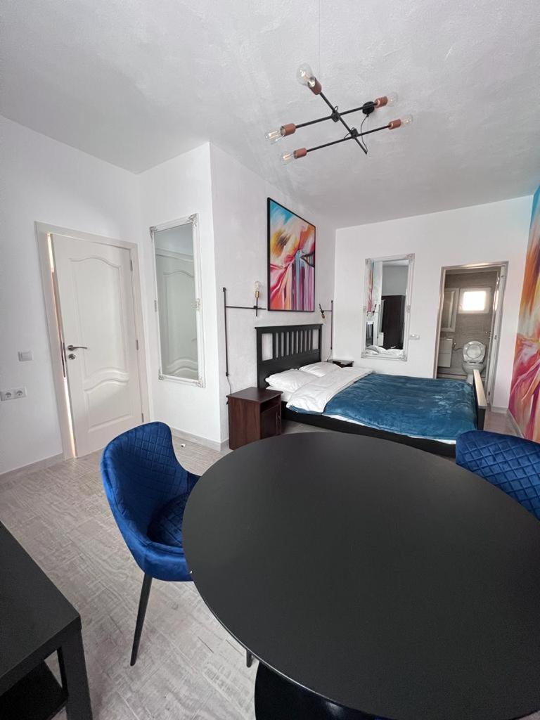 Large Double Room - Photo 3