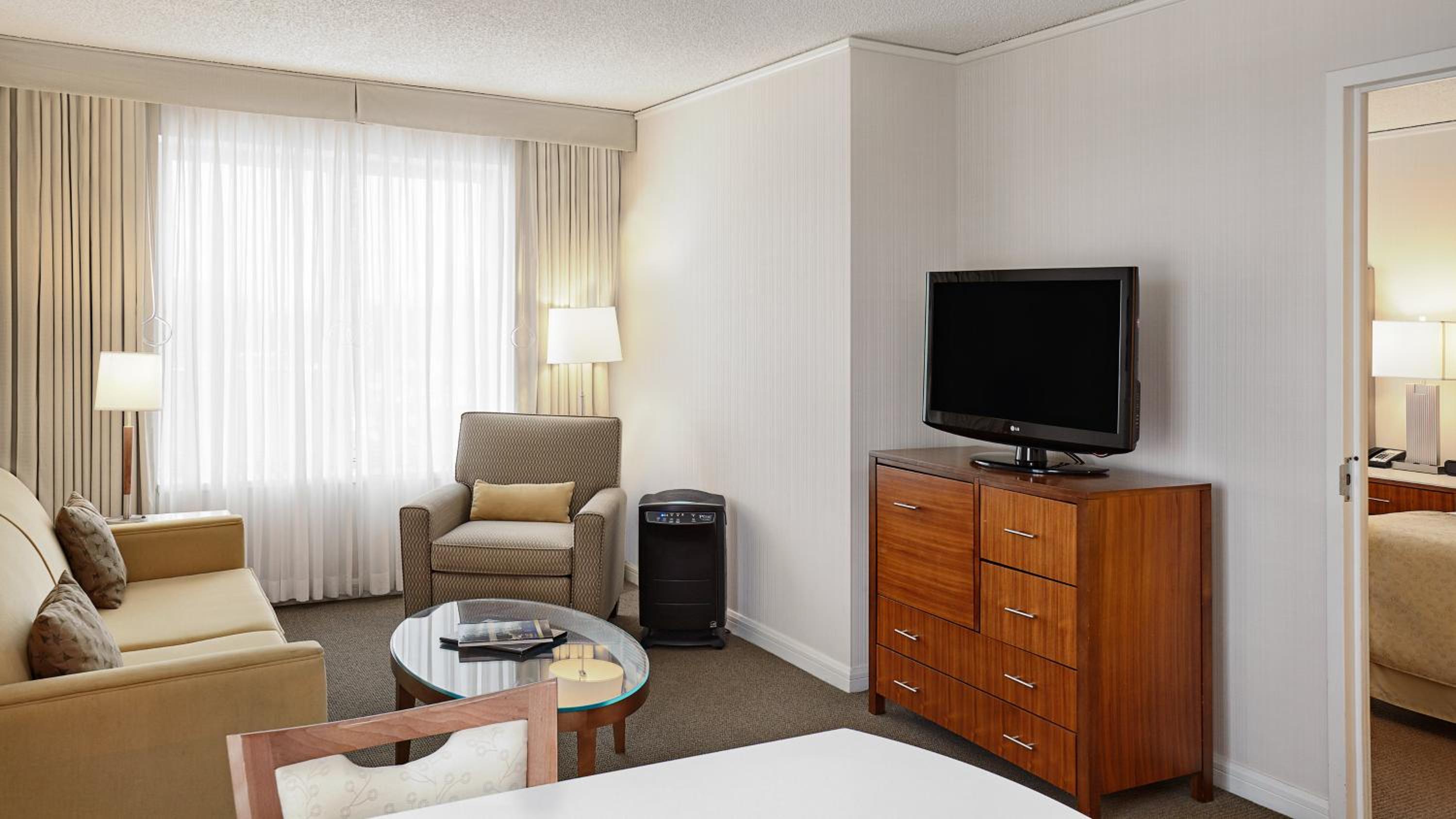 Classic King Room with Roll-In Shower - Mobility Access - Photo 4
