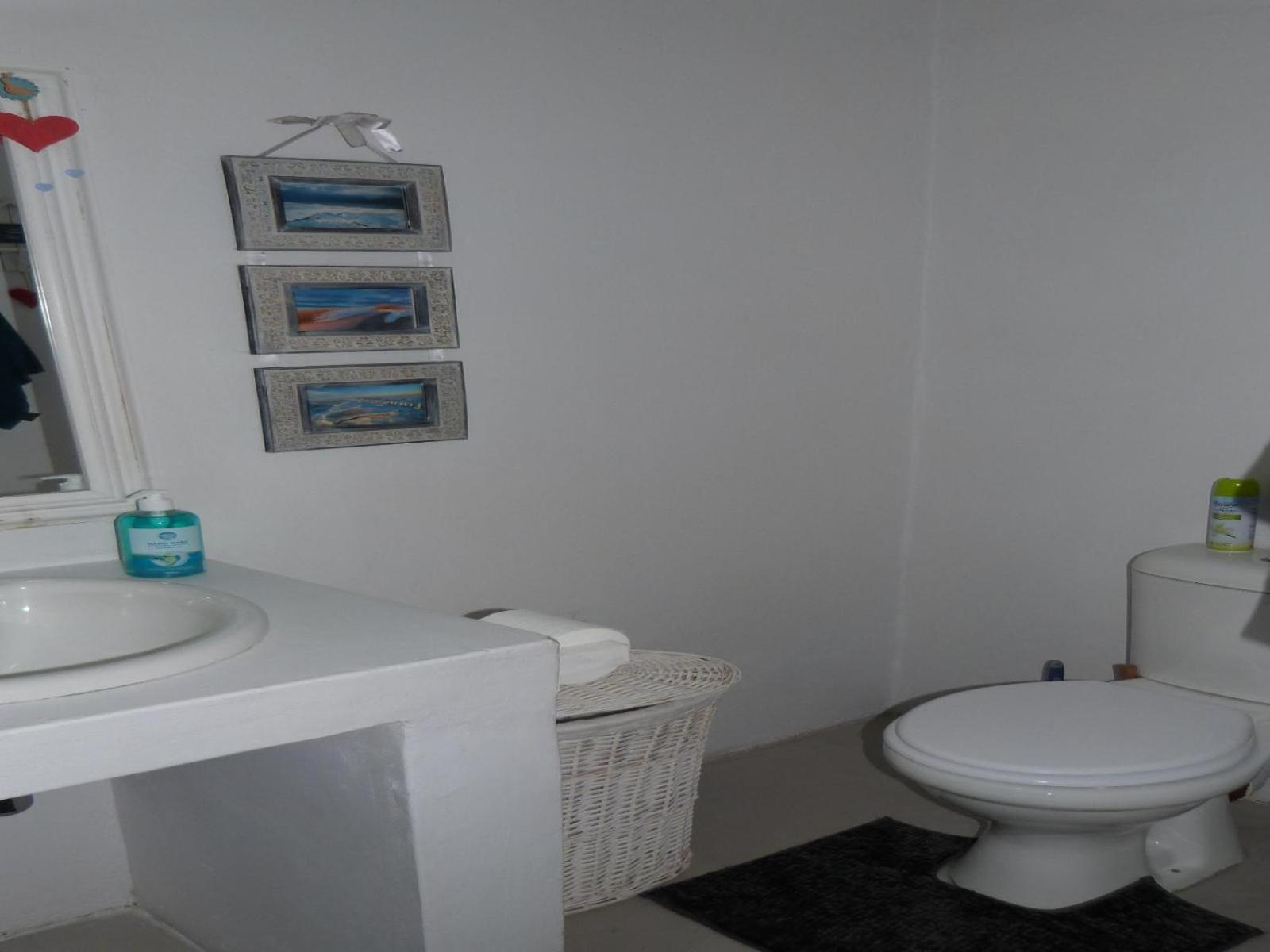 Three-Bedroom House - Photo 8