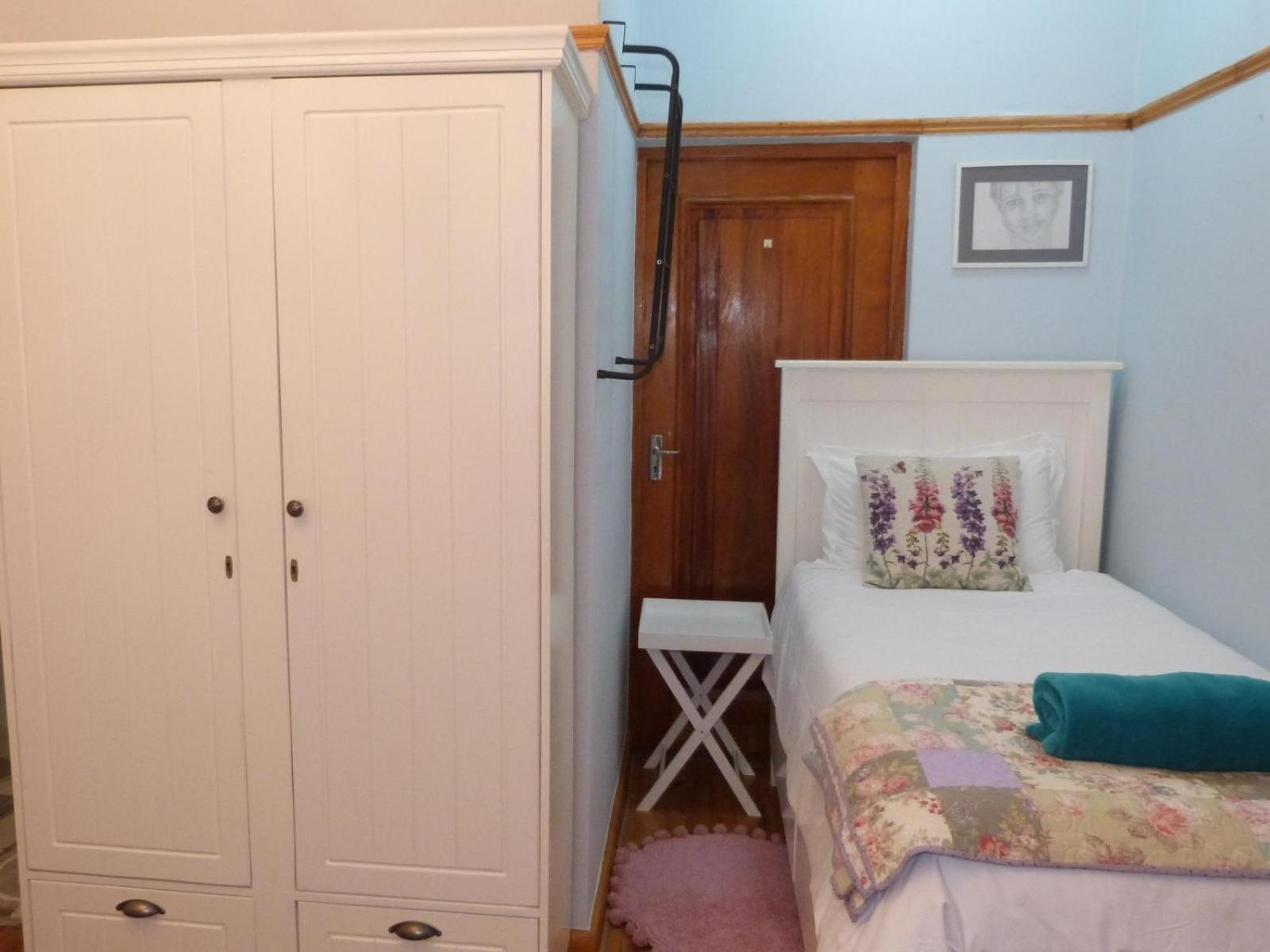 Three-Bedroom House - Photo 32