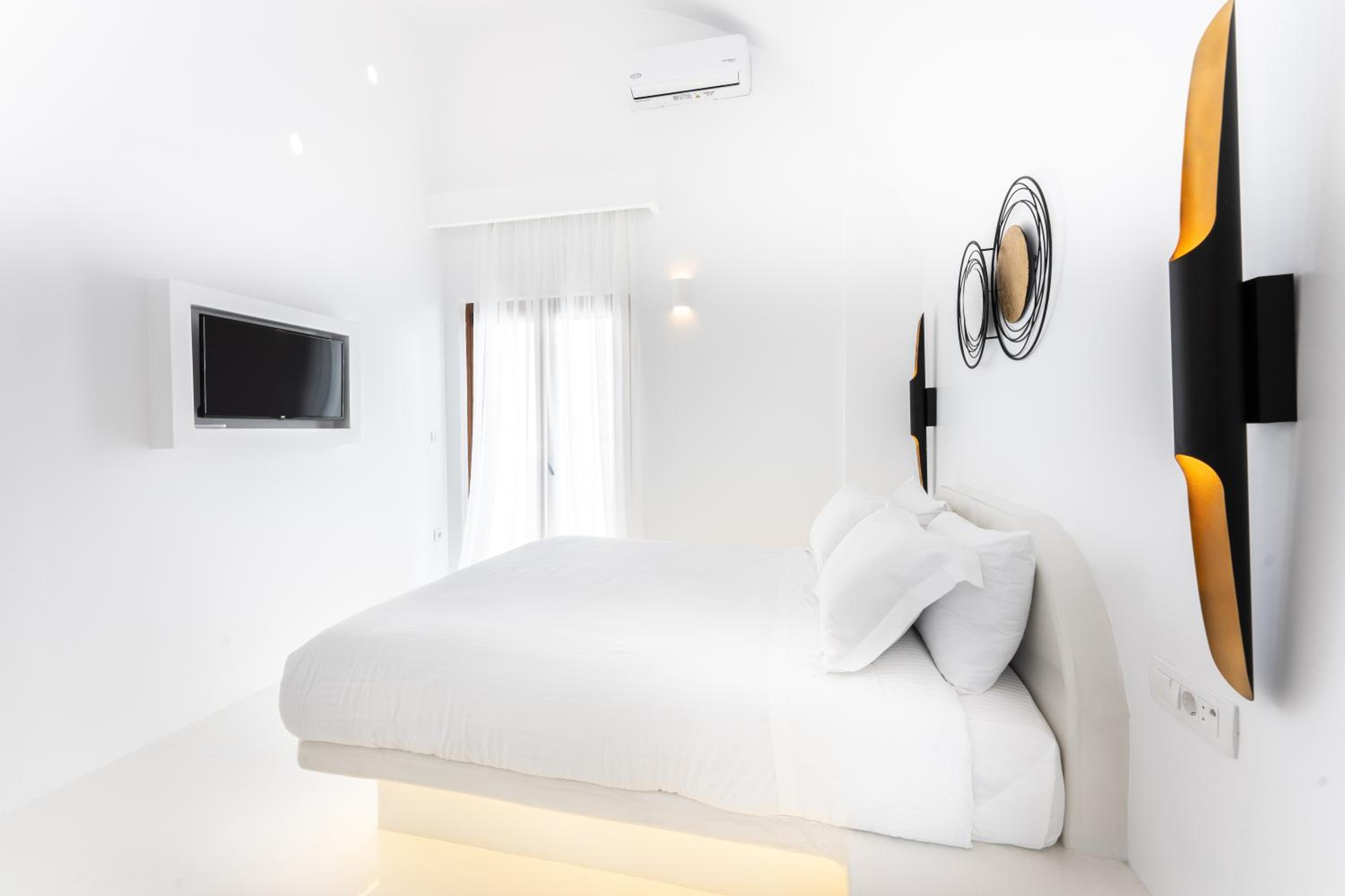 Deluxe Suite with Outdoor Hot Tub & Sea View - Photo 7