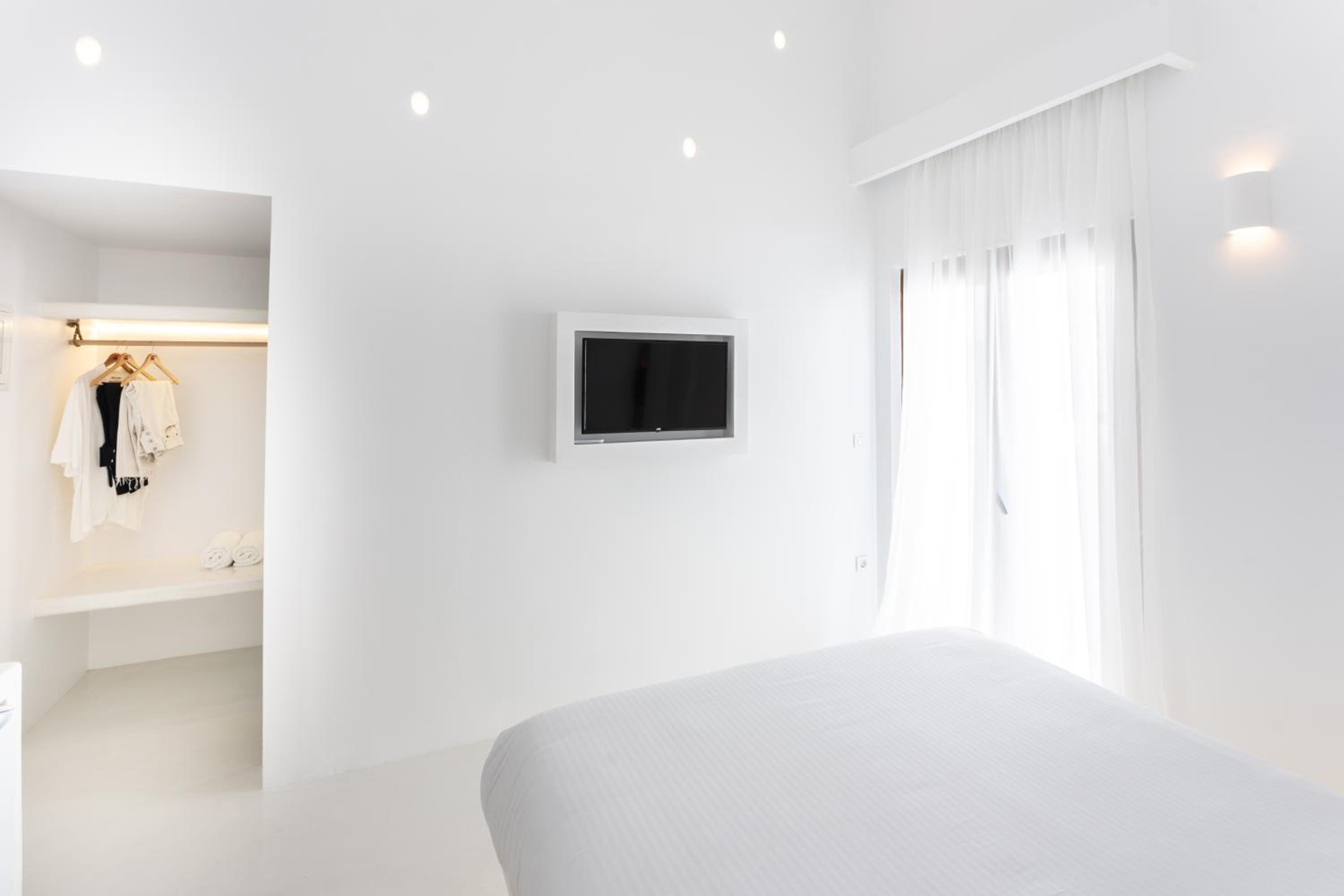 Deluxe Suite with Outdoor Hot Tub & Sea View - Photo 1