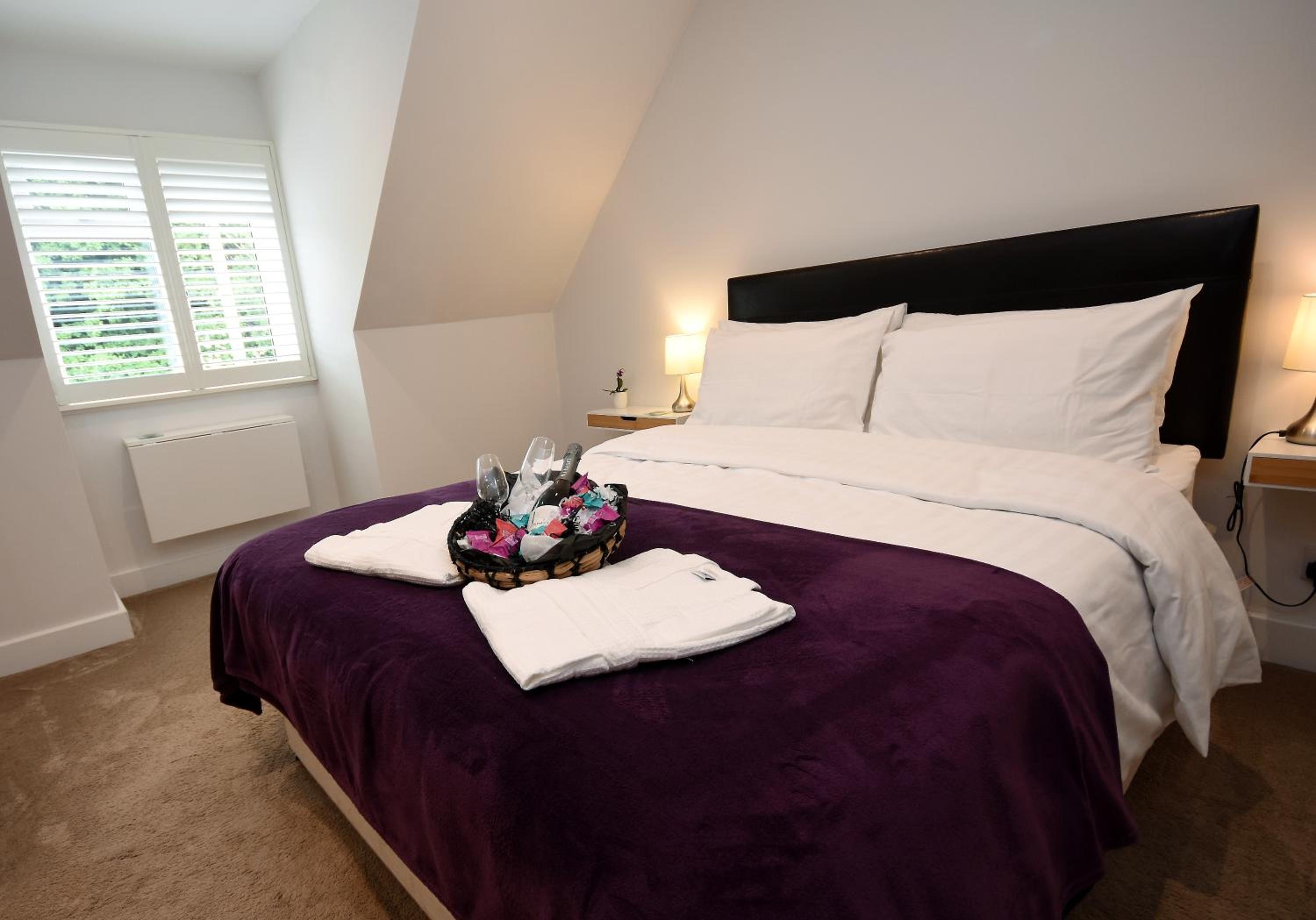 Deluxe King Room - Photo 2