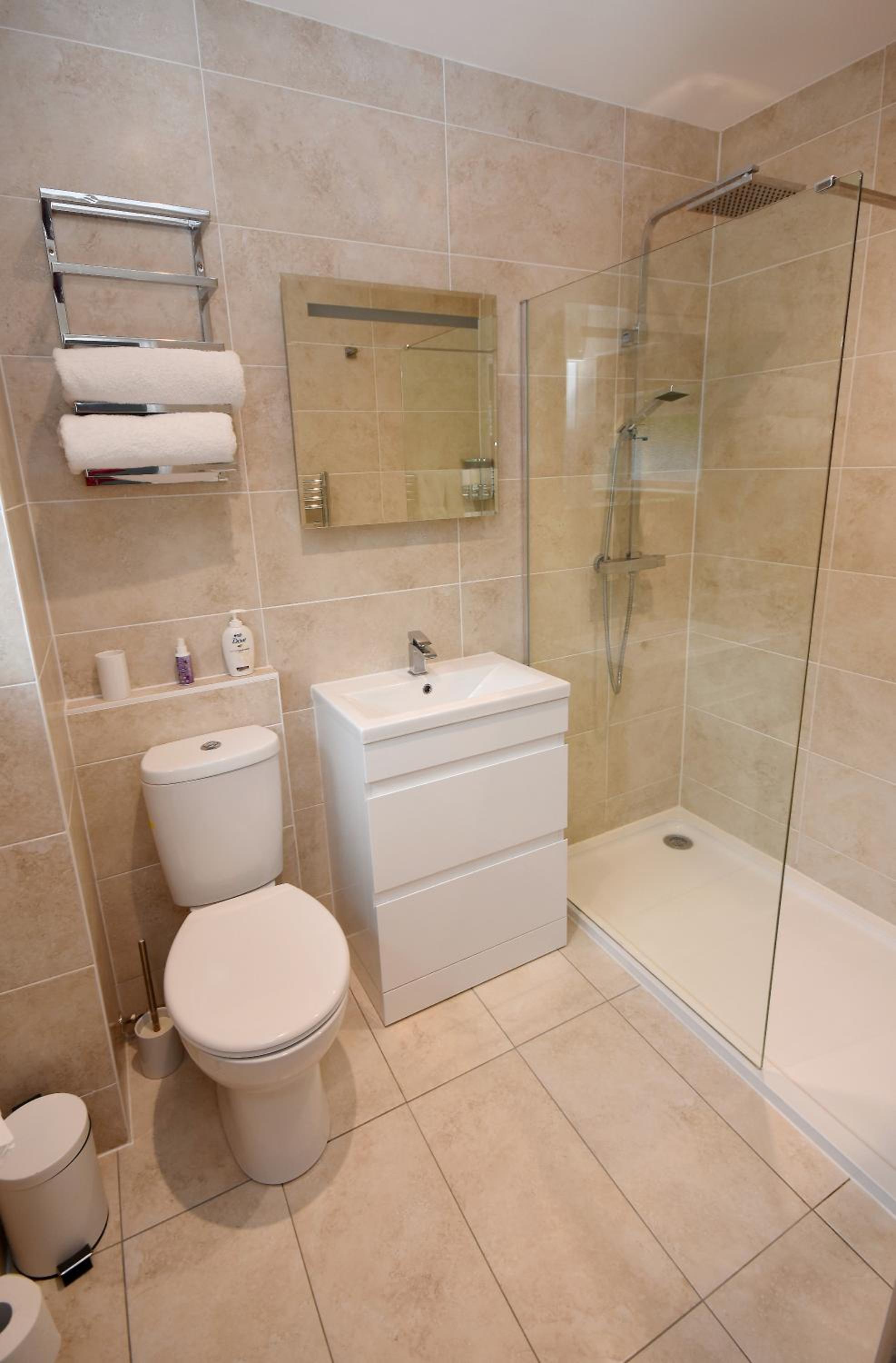 Deluxe King Room - Photo 8