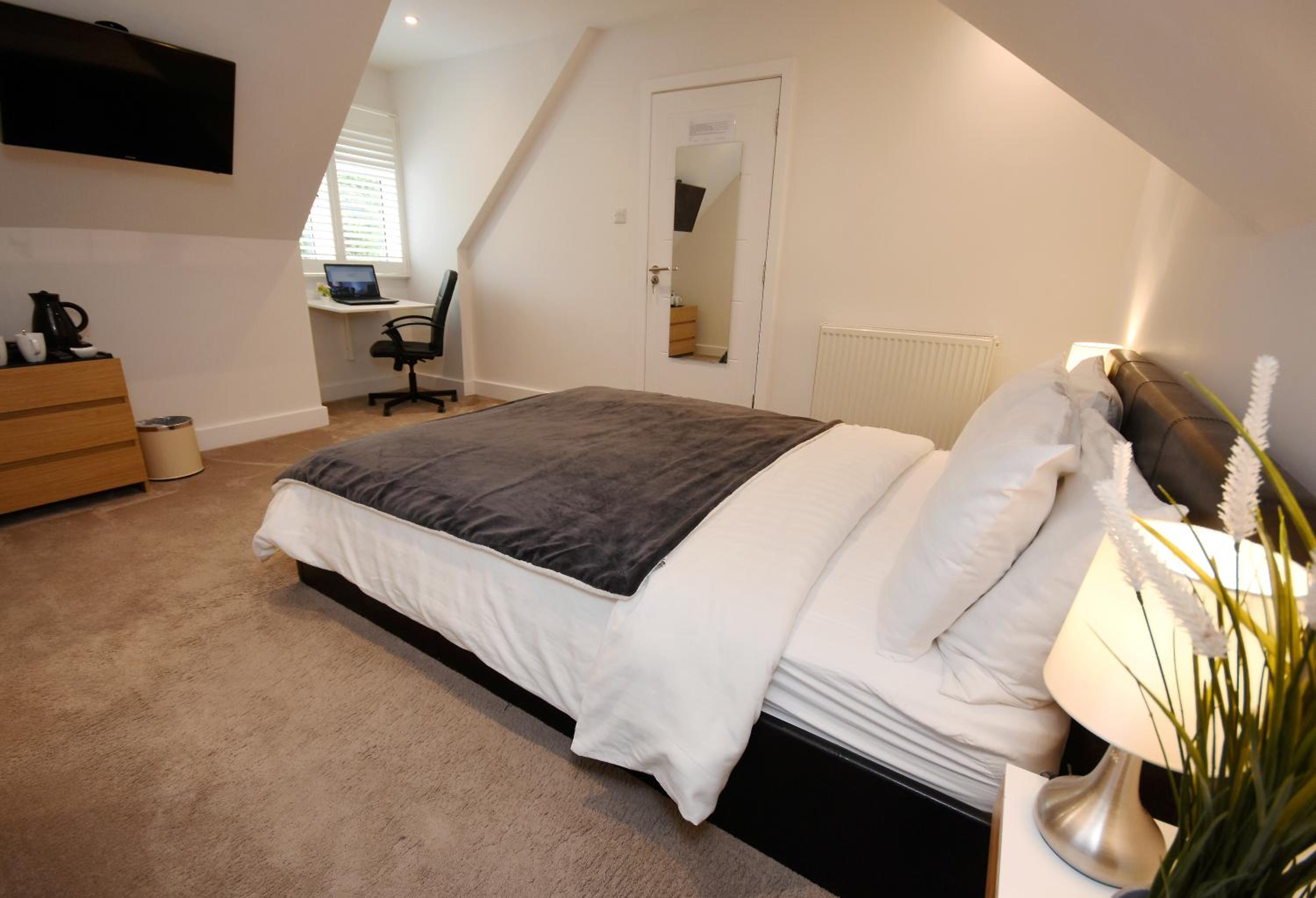 Deluxe King Room - Photo 21