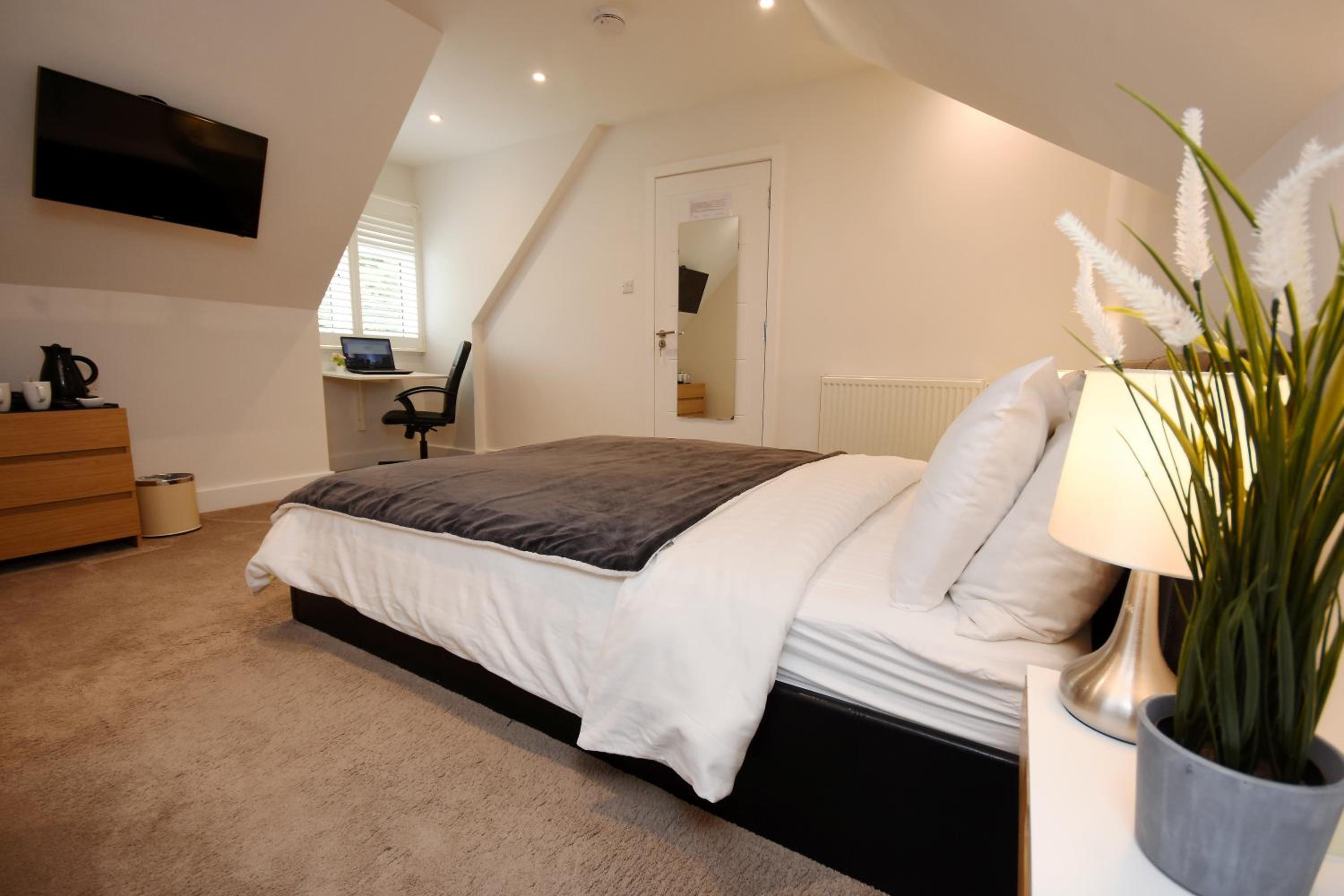 Deluxe King Room - Photo 16
