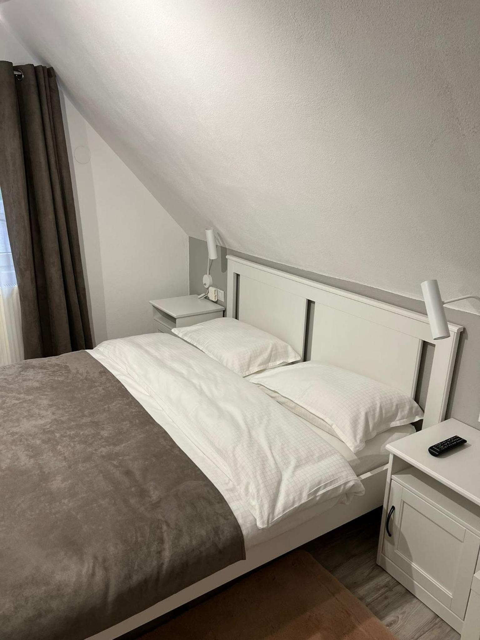 Double Room with Pool View - Photo 8