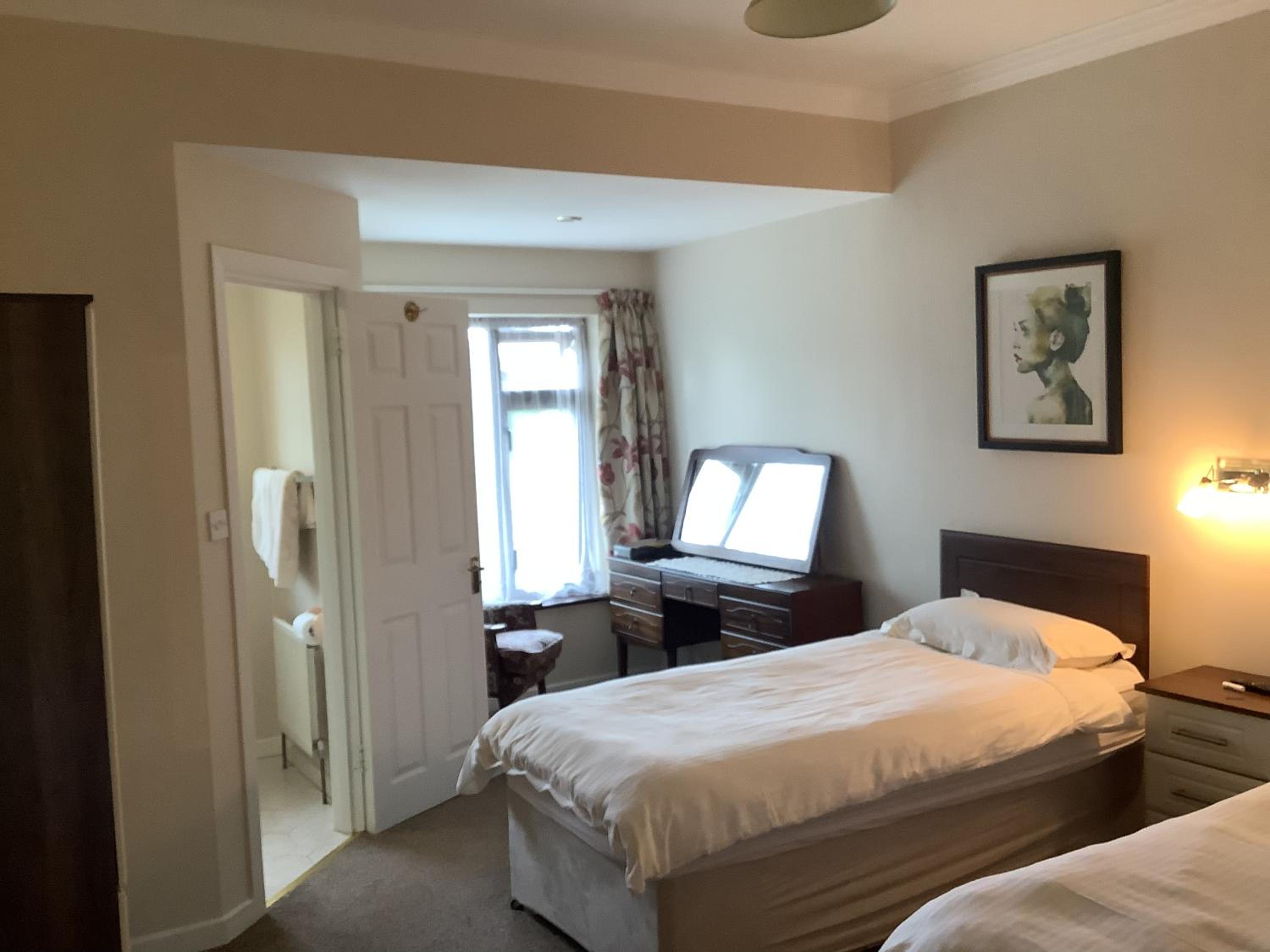 Twin Room with Private Bathroom photo 3