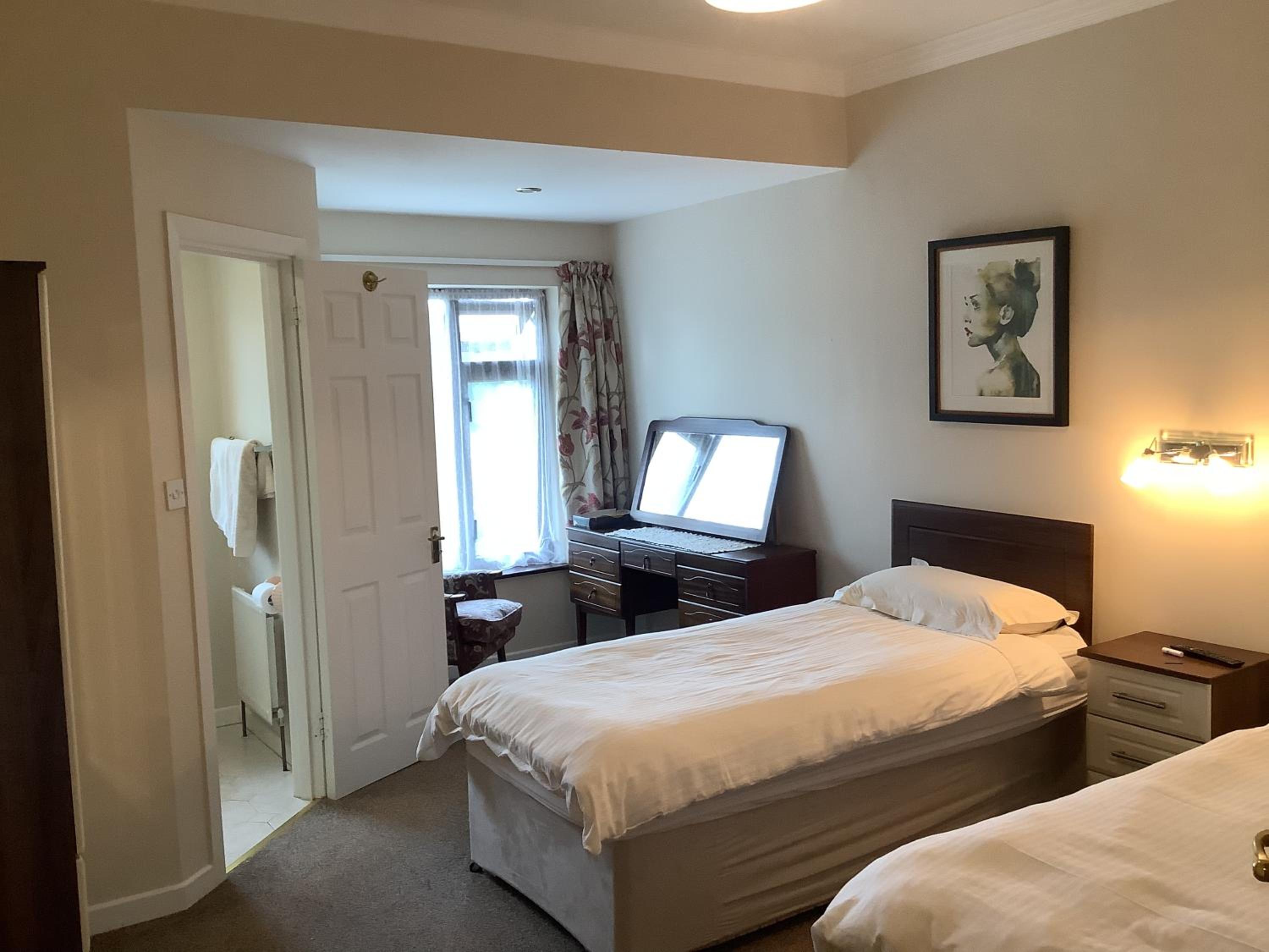 Twin Room with Private Bathroom photo 2