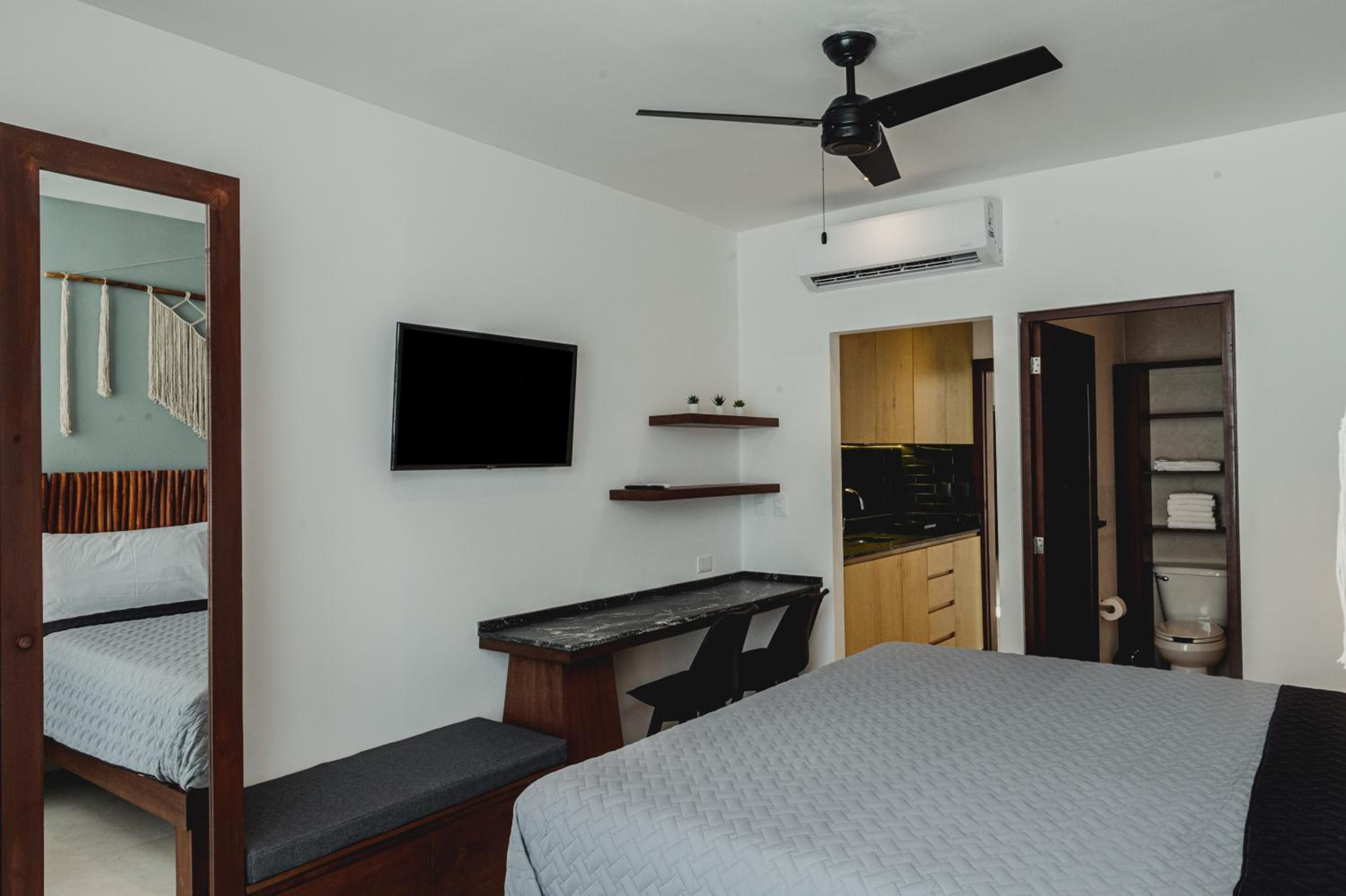 Suite - Photo 10