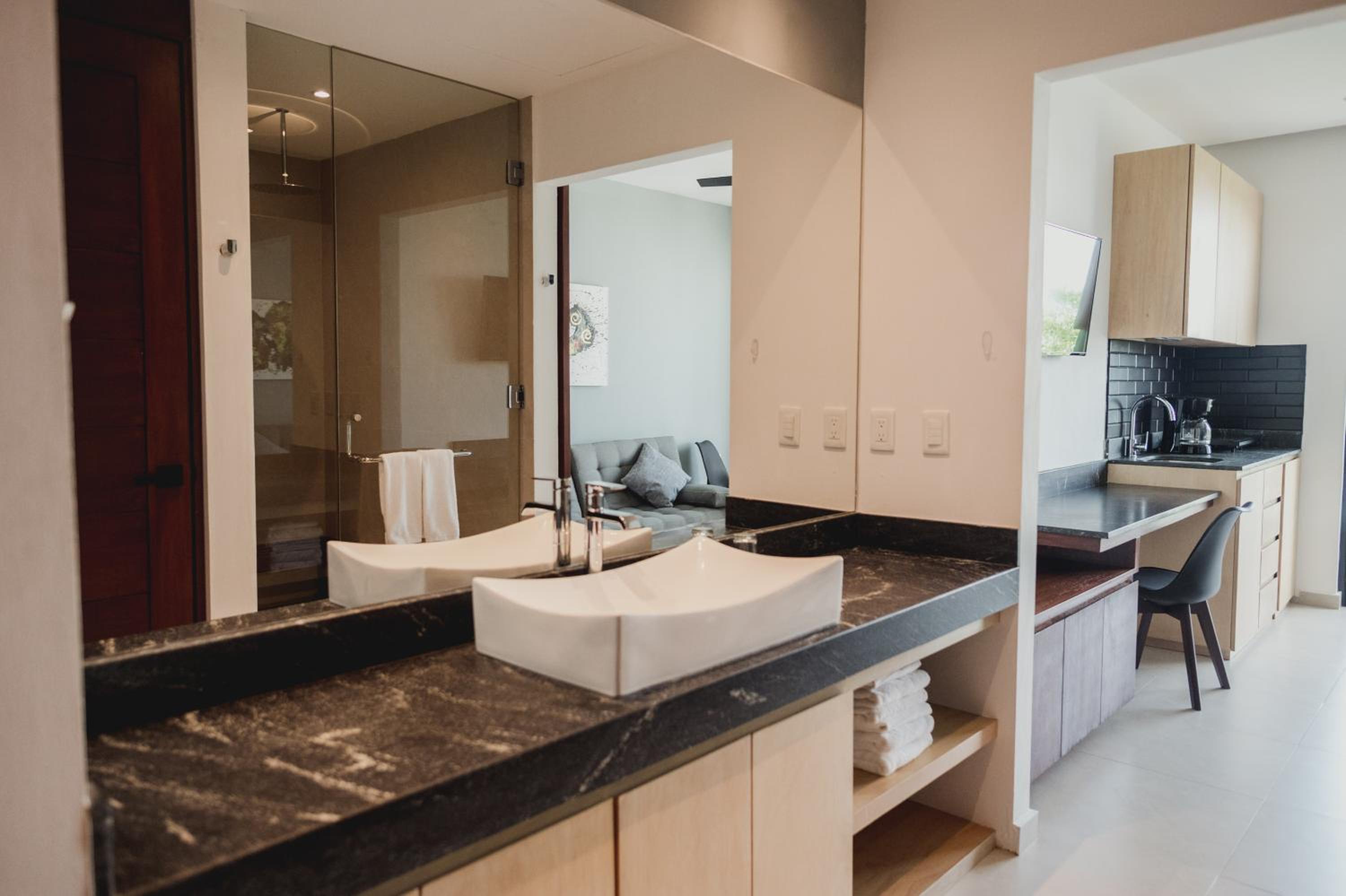 Superior Suite - Photo 10