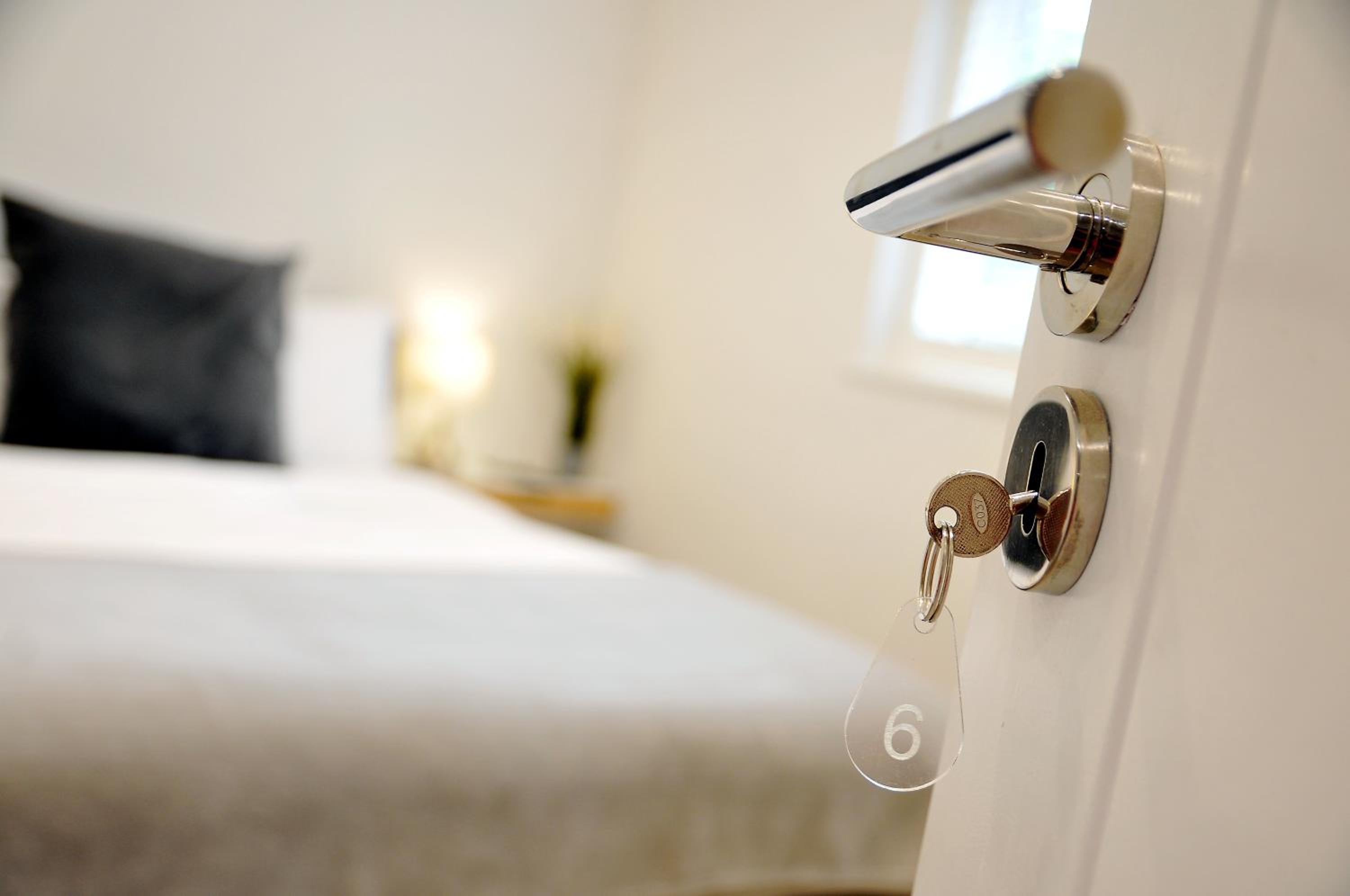 Deluxe King Room - Photo 11