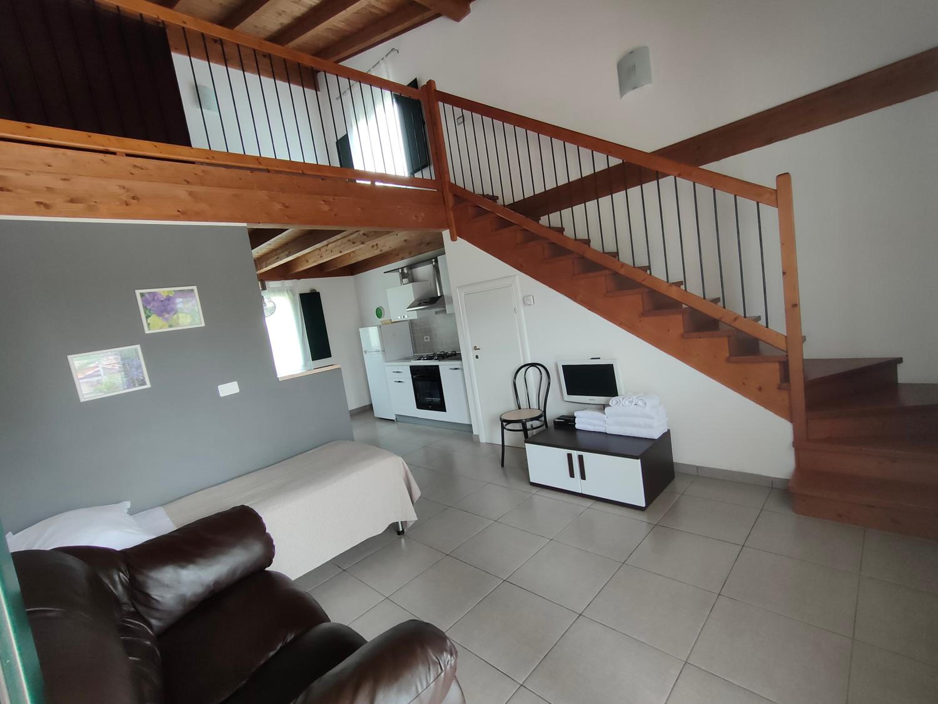 Studio - Split Level - Photo 13