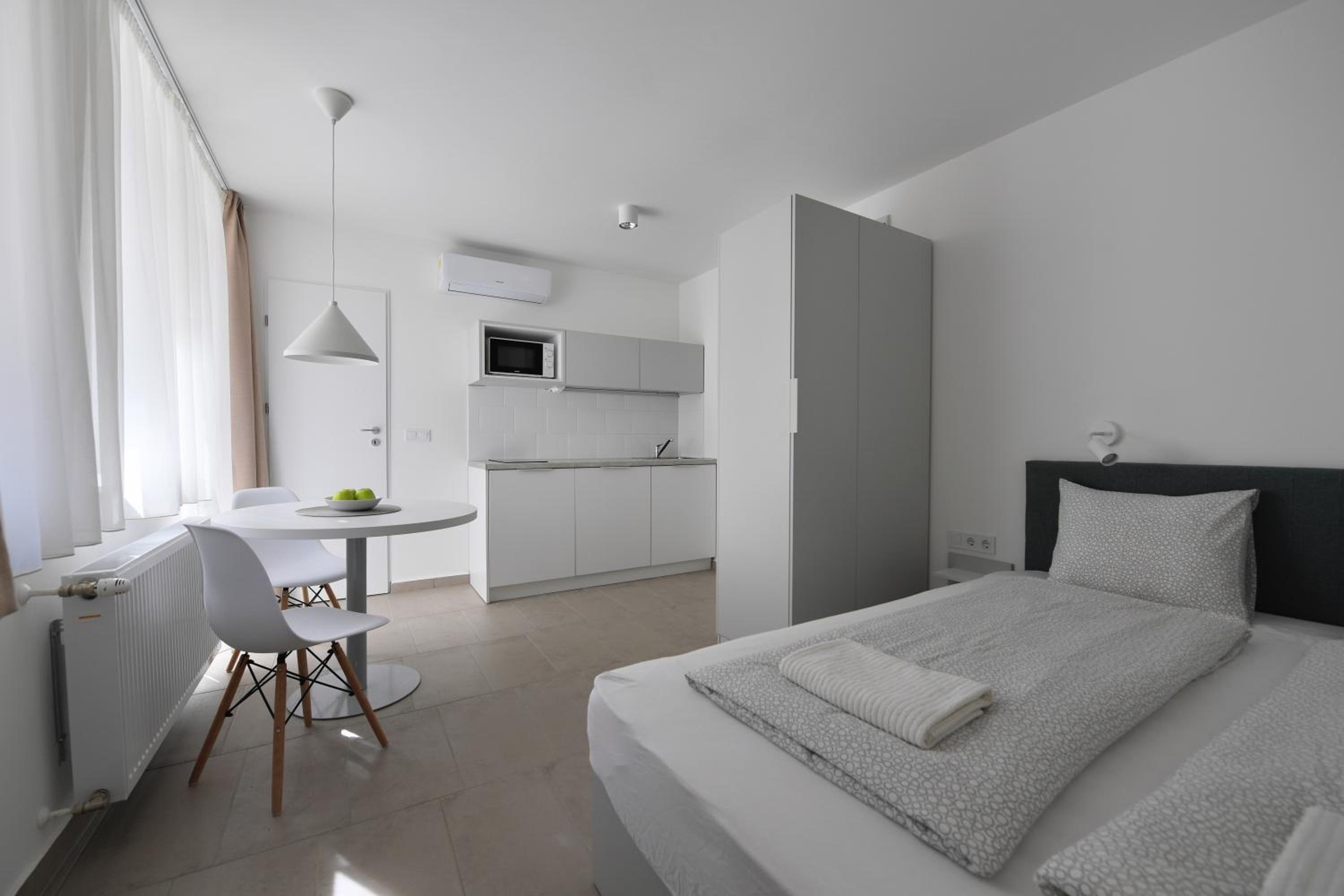 Studio with Balcony - Photo 4