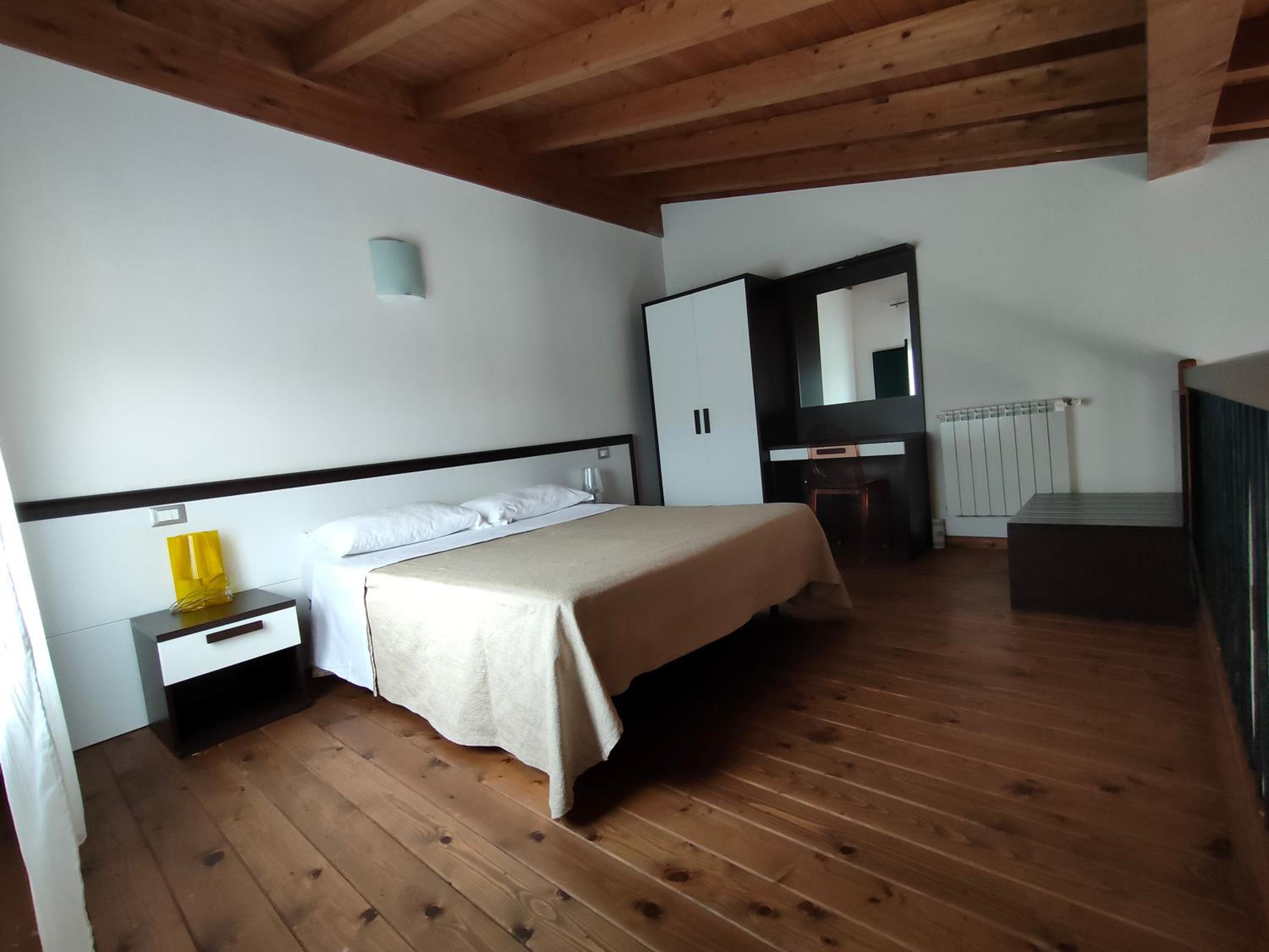 Studio - Split Level - Photo 14