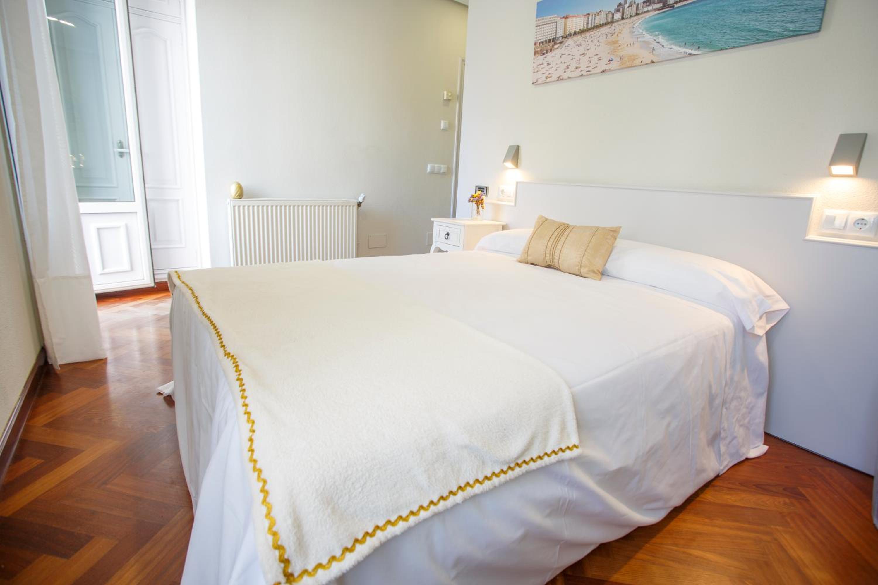 Double Room with Private Bathroom - Photo 3