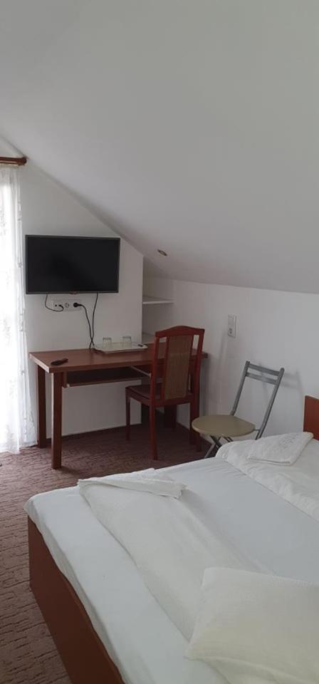 Small Double Room photo 1