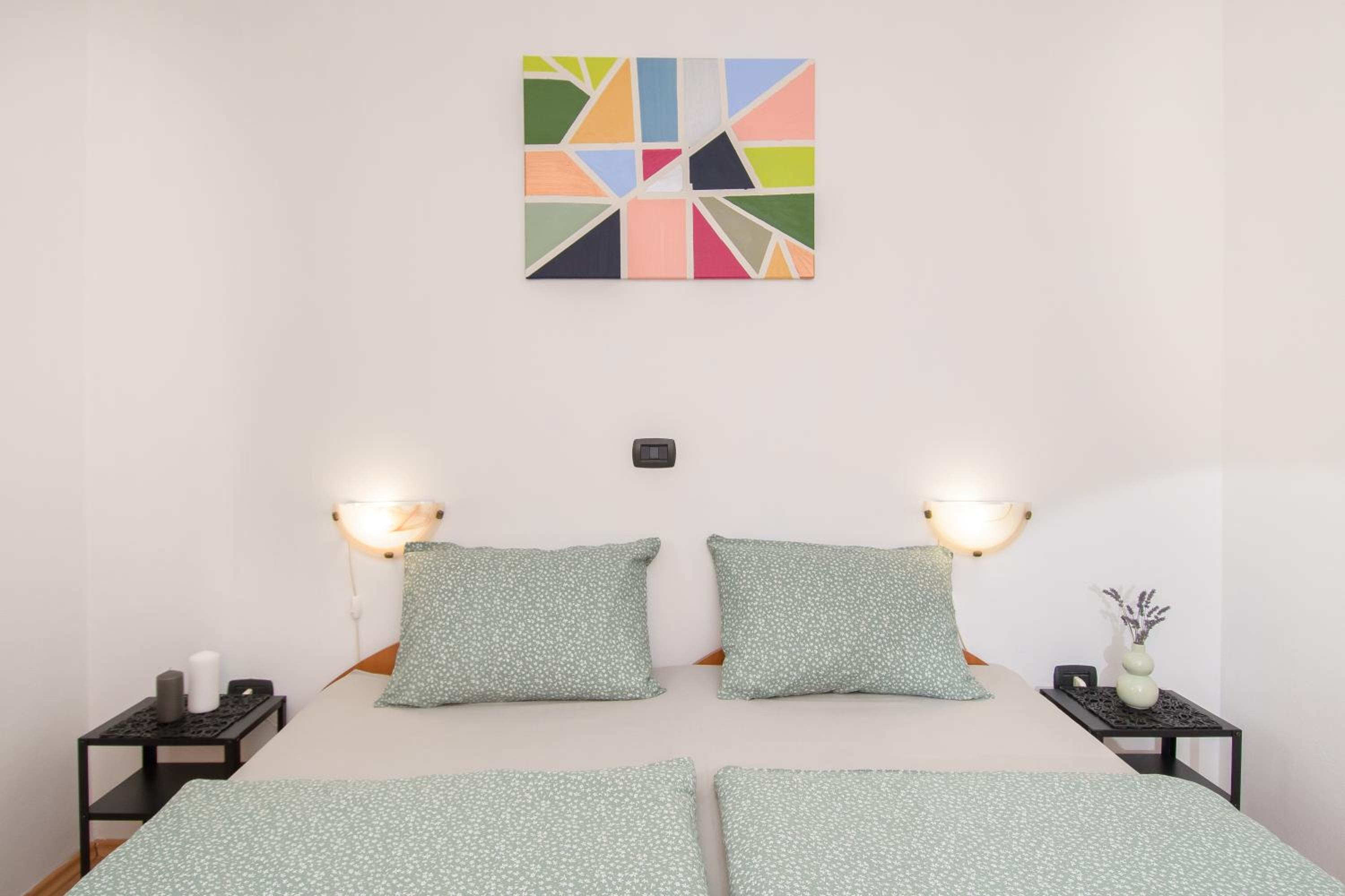 One-Bedroom Apartment photo 1