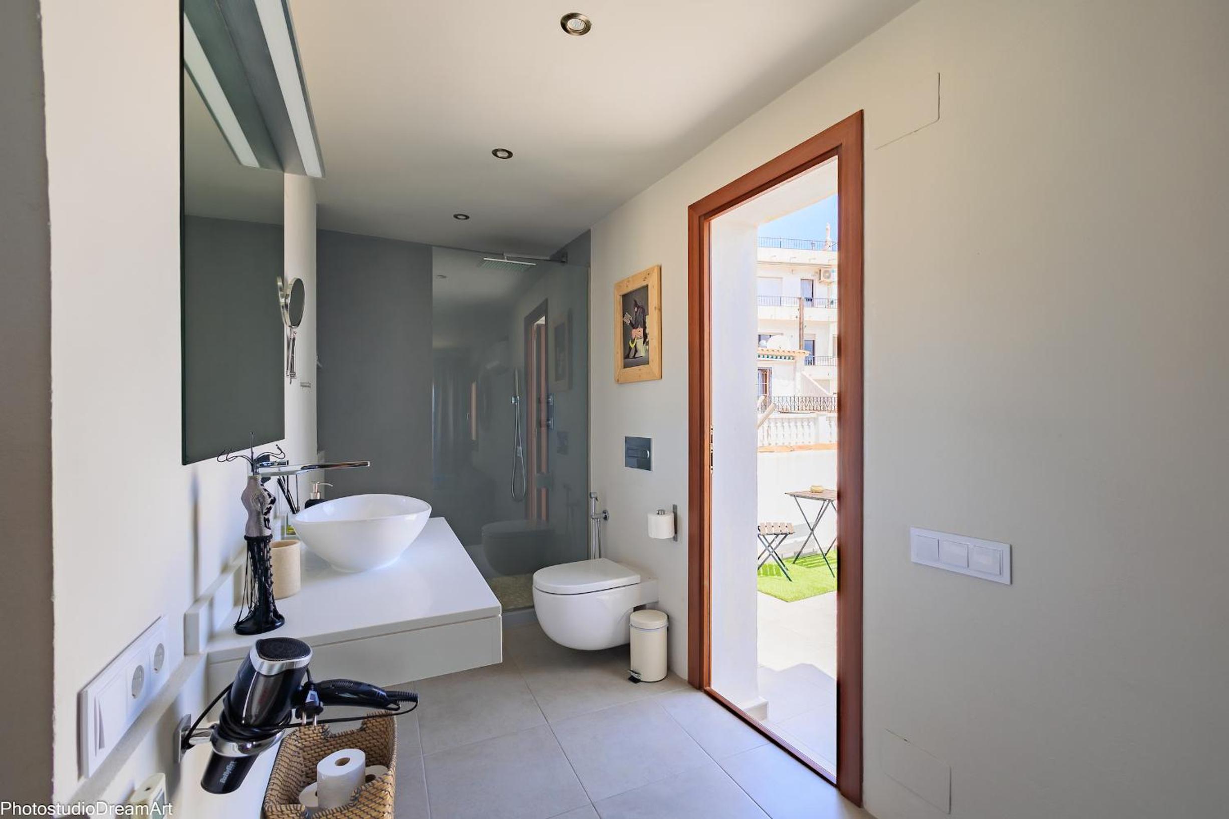 Two-Bedroom House - Photo 8