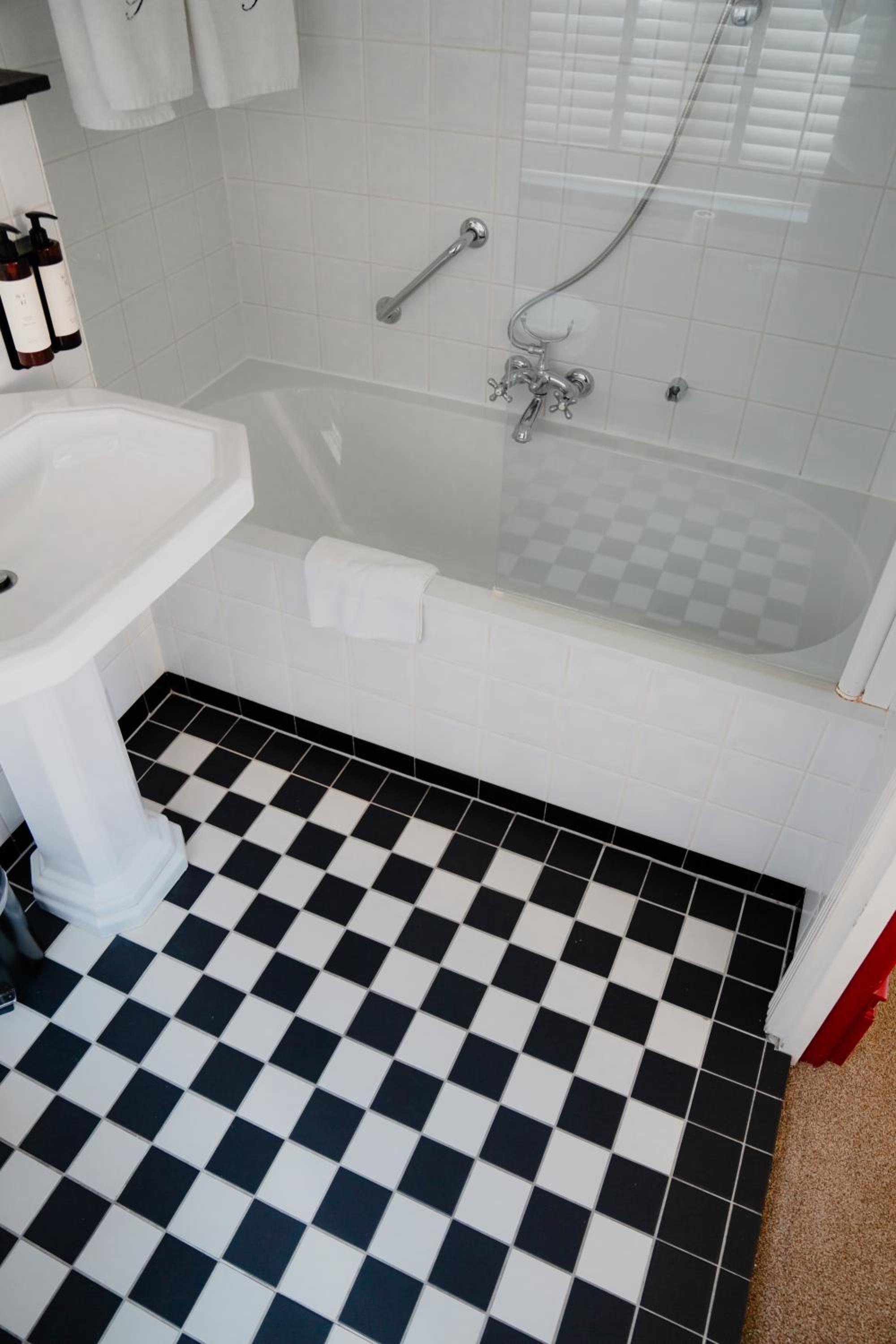 Superior Room with Shower and Bath - Photo 9