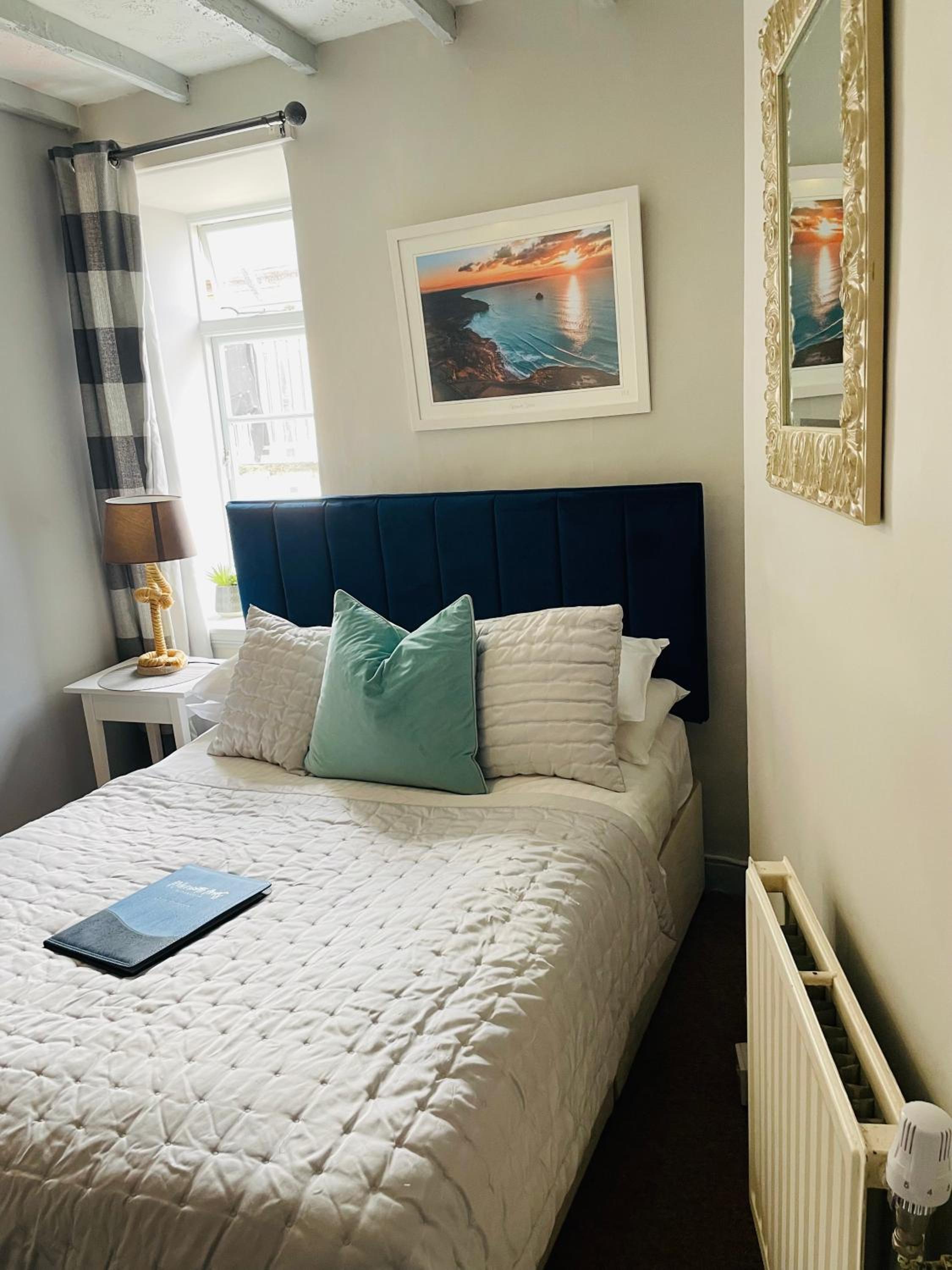 Small Double Room - No Dogs - Photo 2