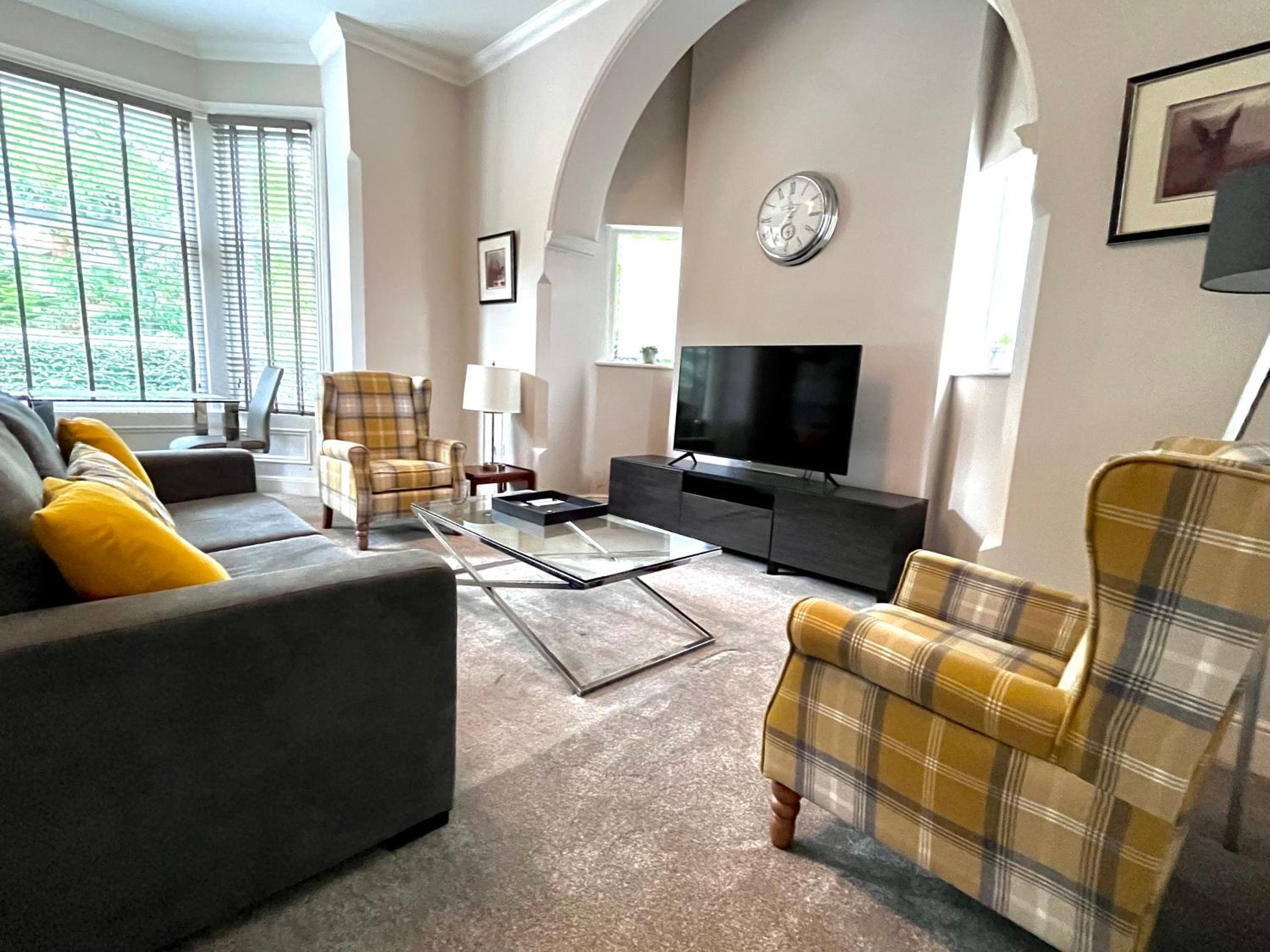 Superior One-Bedroom Apartment - Ground Floor - Photo 3