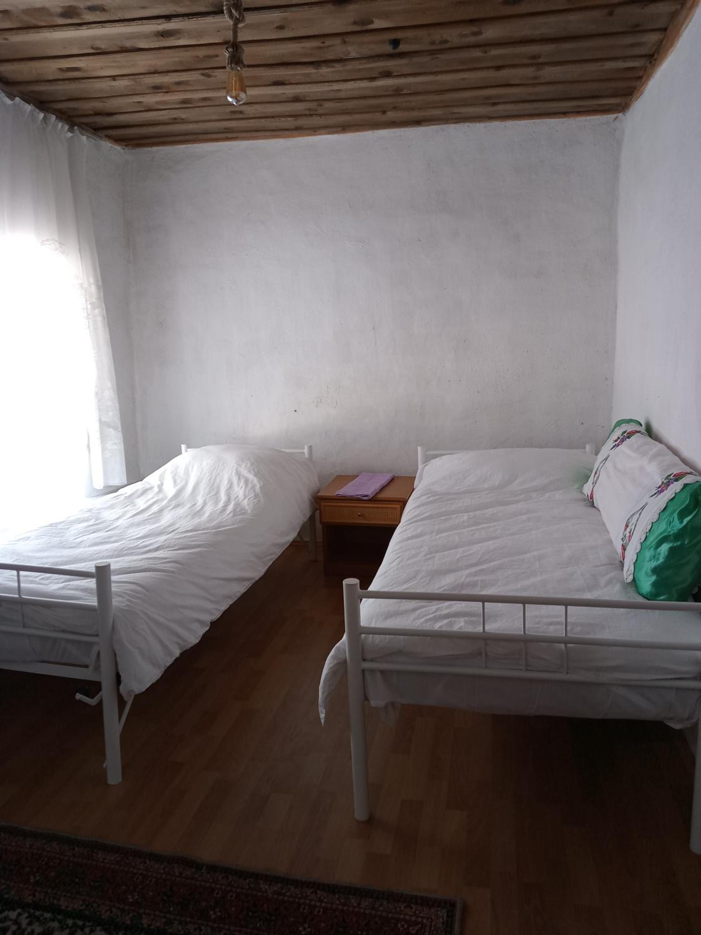 Quadruple Room with Bathroom - Photo 3