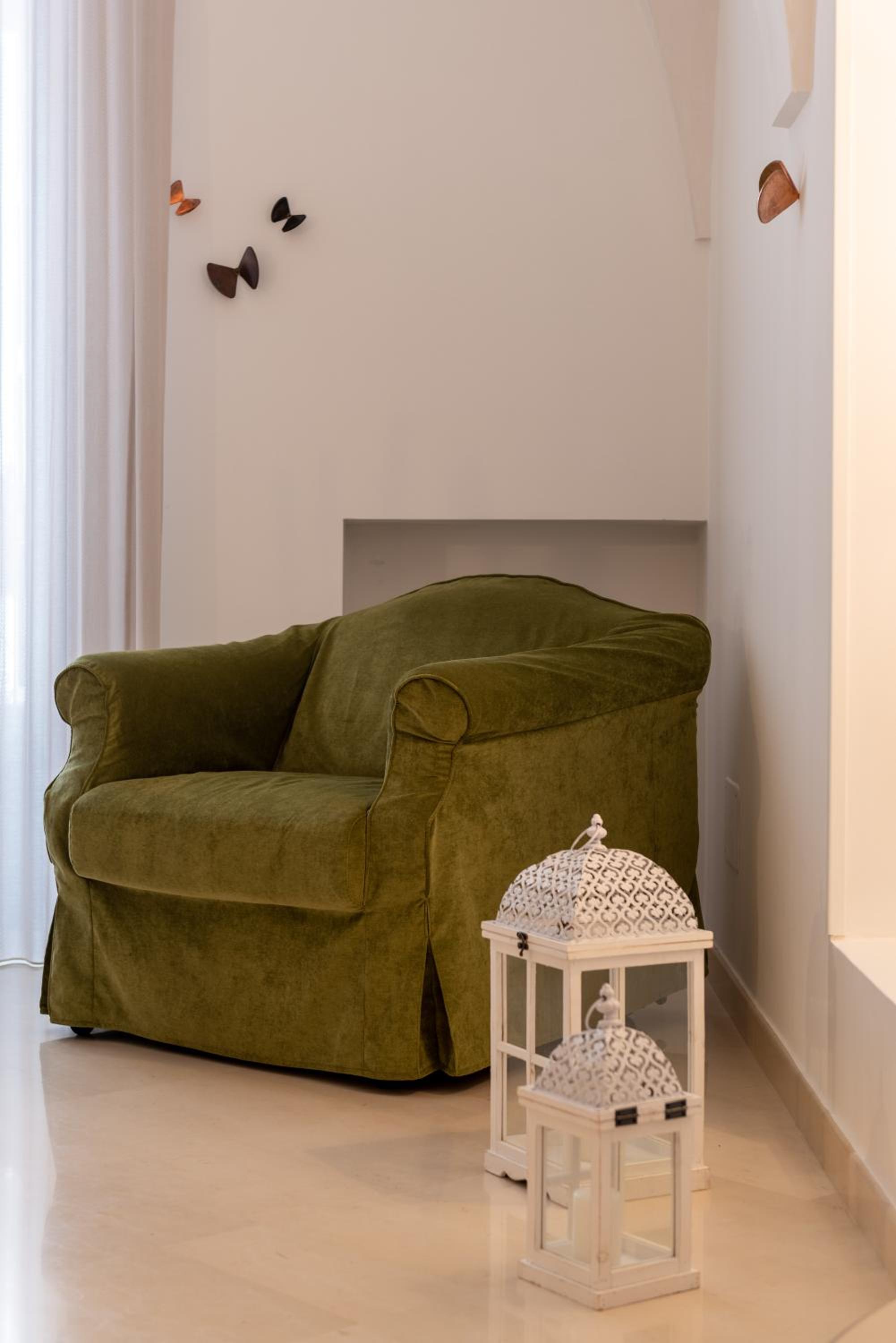 King Room with Balcony - Photo 3