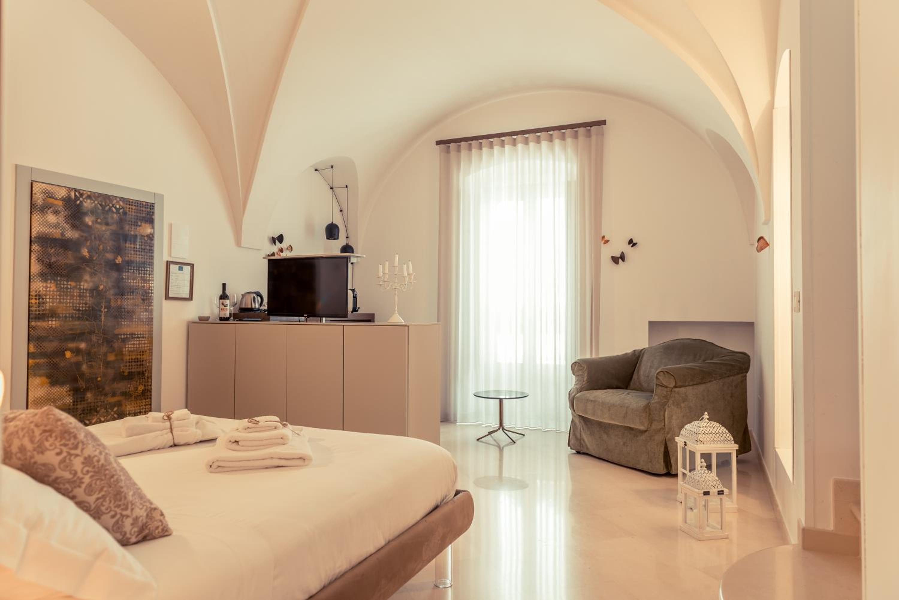 King Room with Balcony - Photo 1