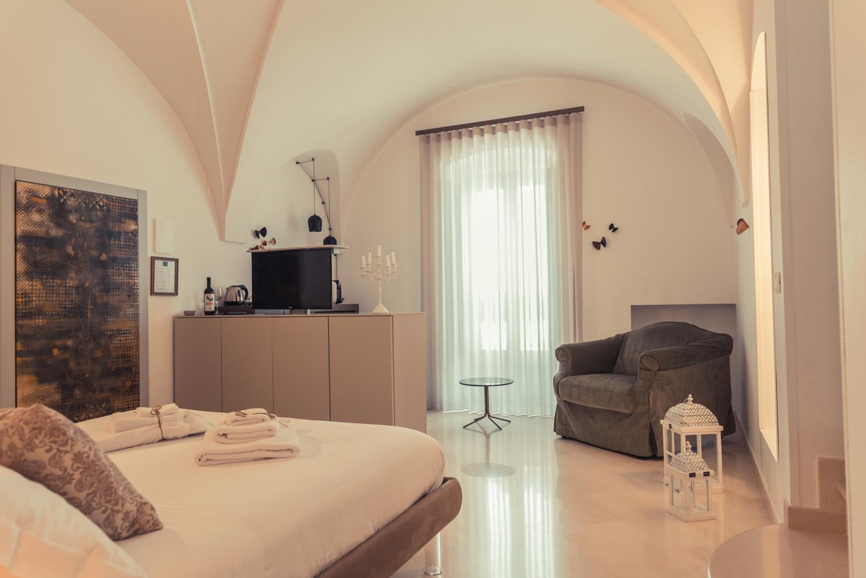 King Room with Balcony - Photo 4