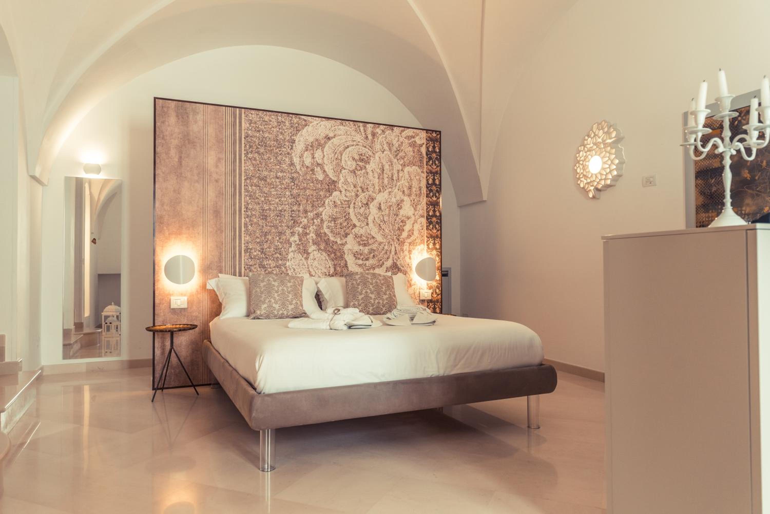 King Room with Balcony - Photo 7