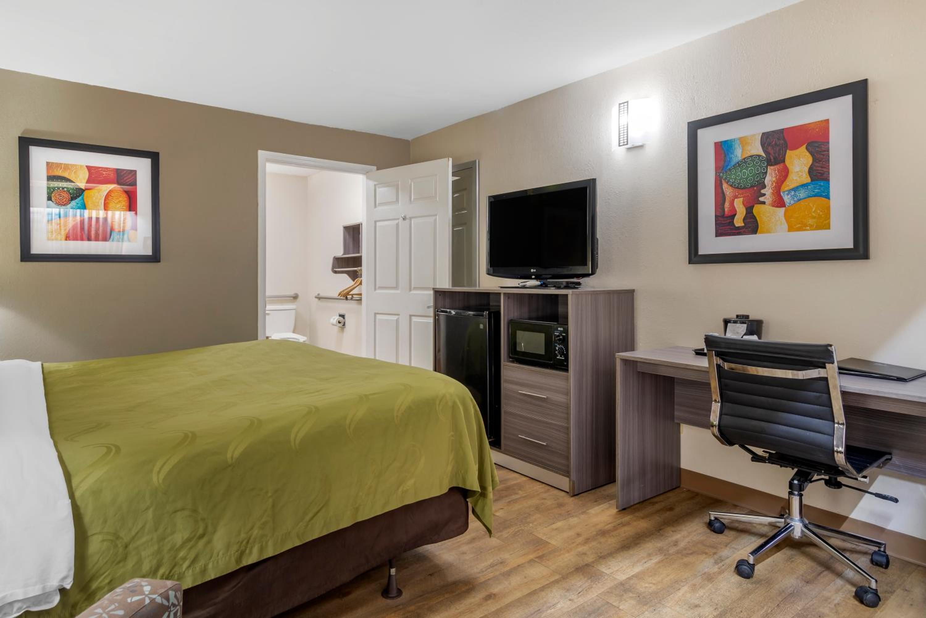 King Room - Non-Smoking - Photo 2