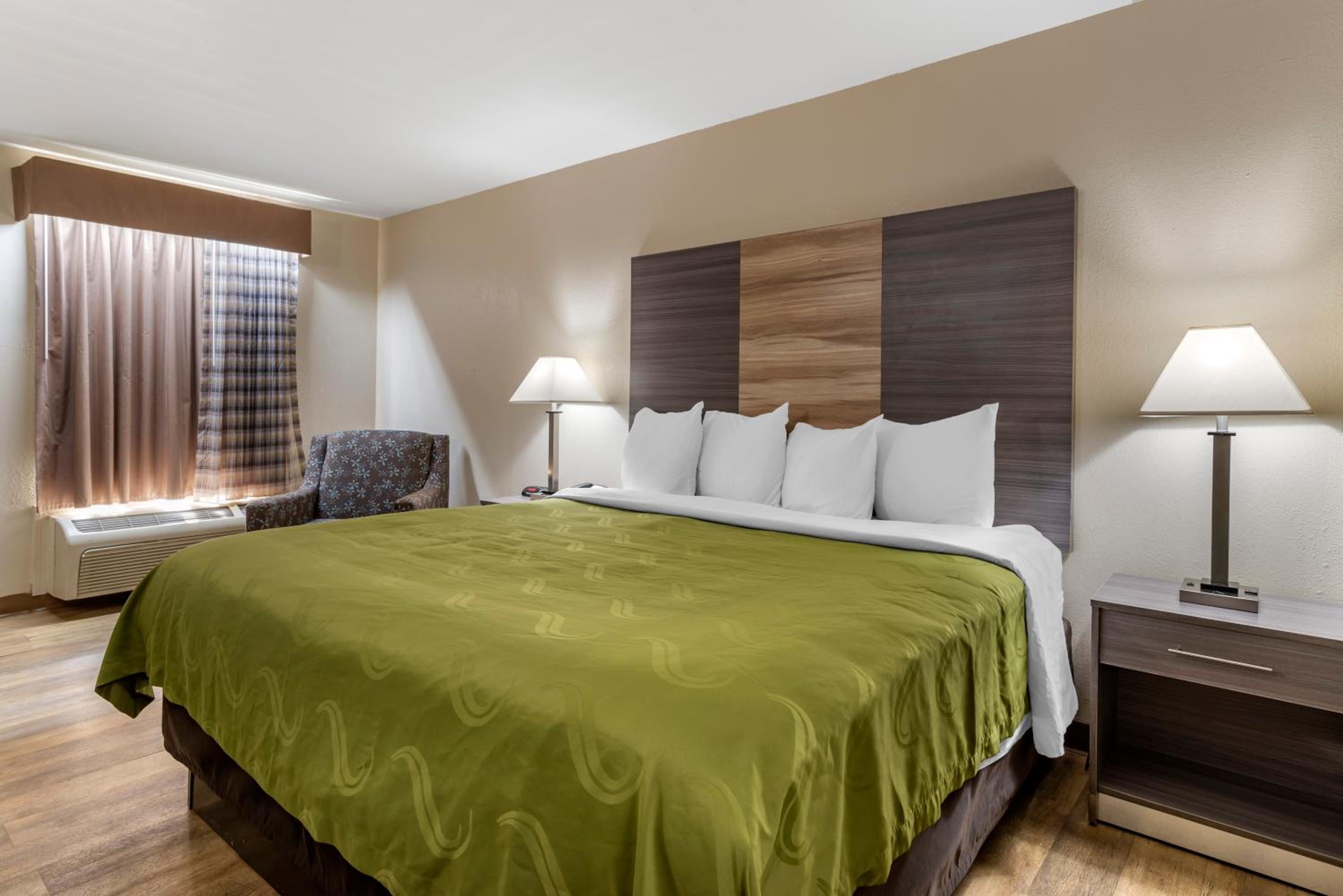 King Room - Non-Smoking - Photo 7