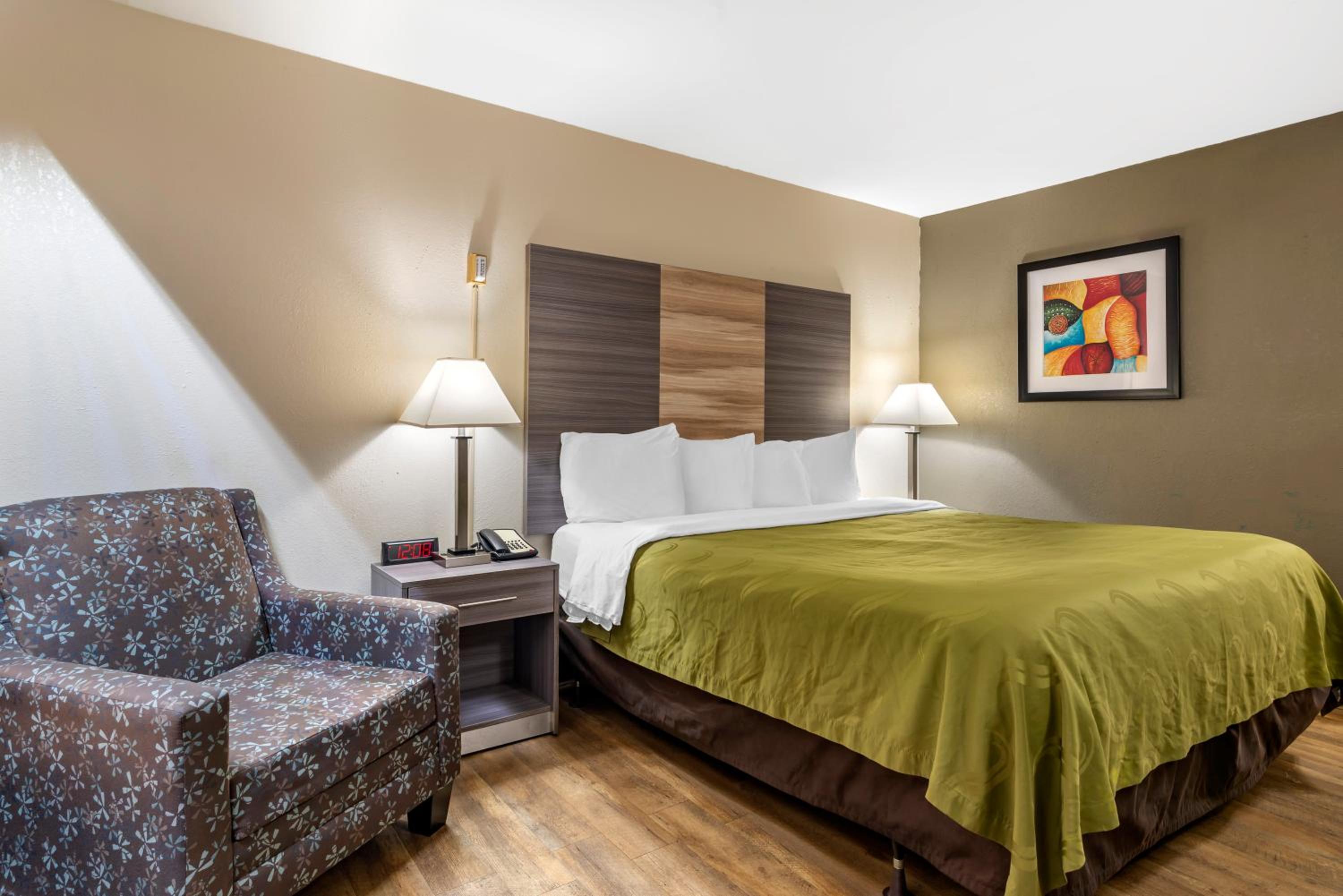 King Room - Non-Smoking - Photo 6