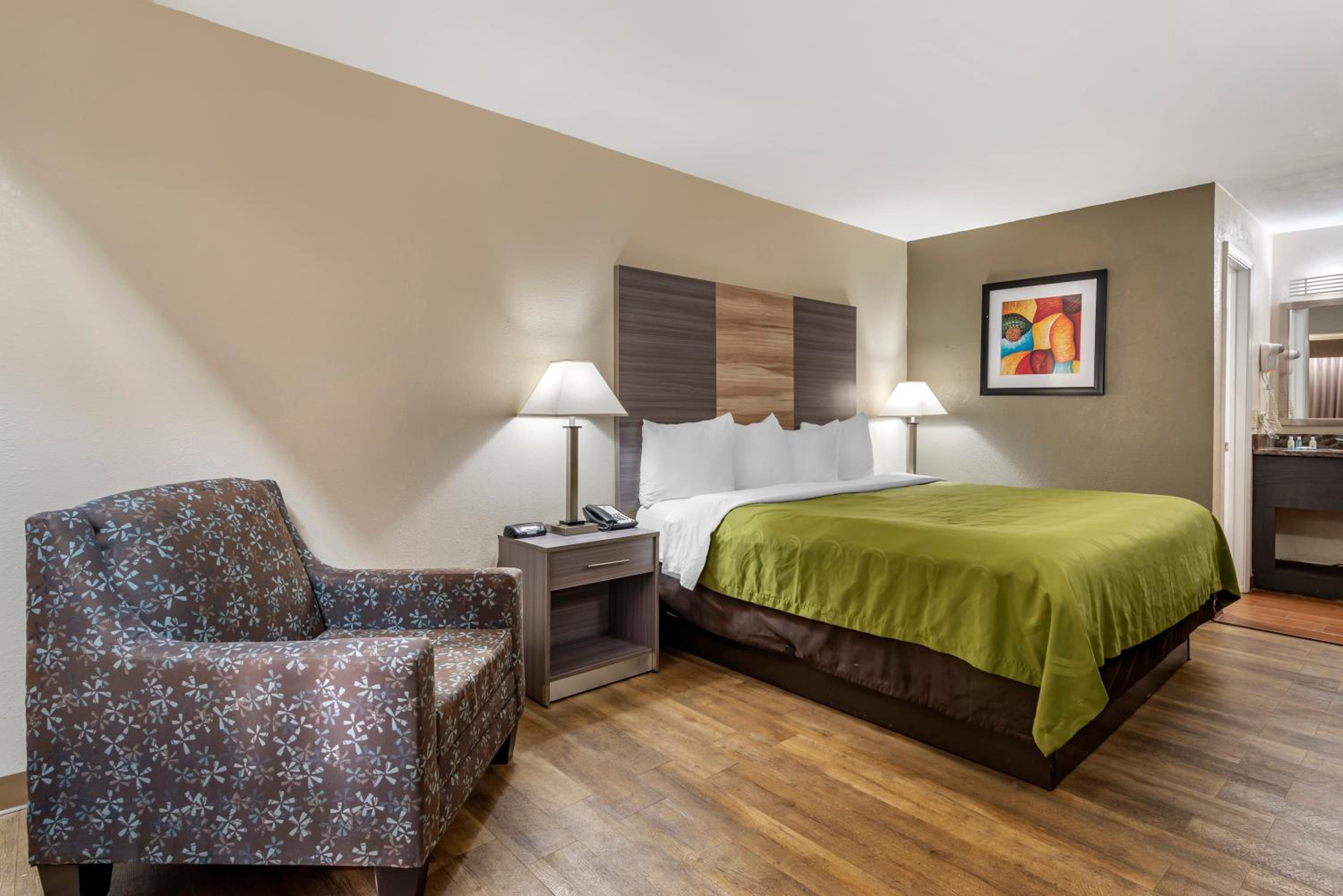King Room - Non-Smoking - Photo 10