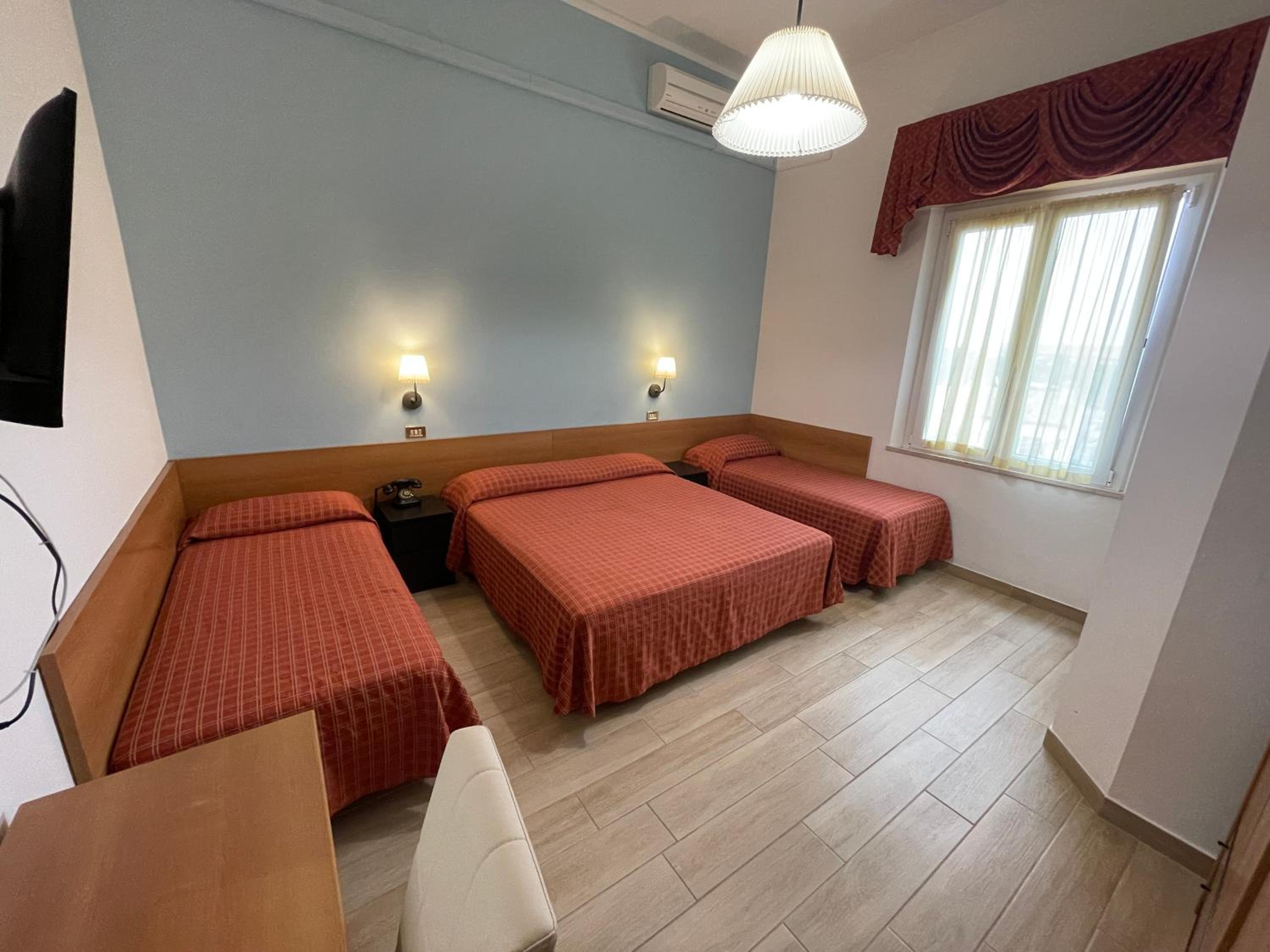 Quadruple Room - Photo 1
