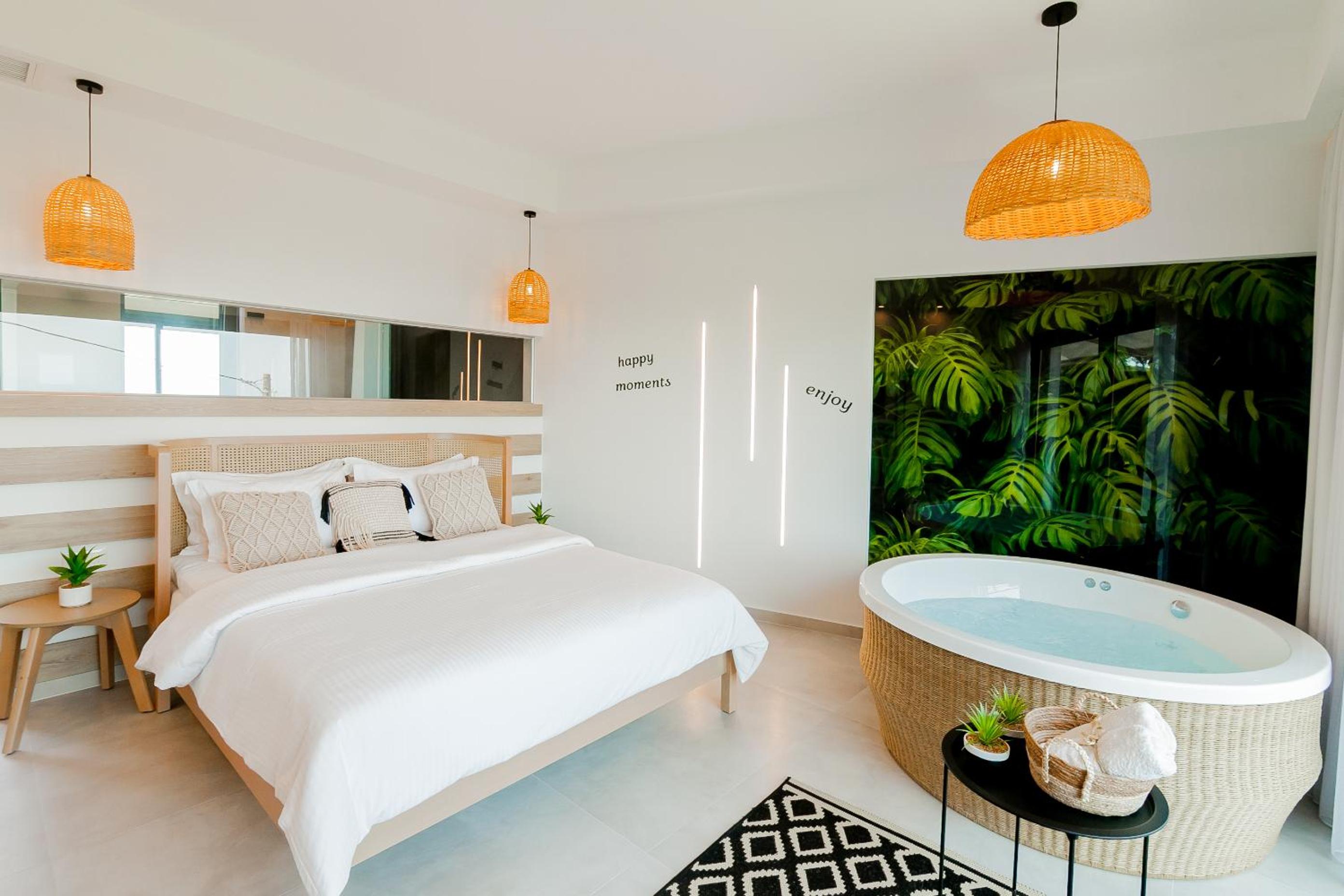 Executive Suite With Hot Tub And Sea View photo 3