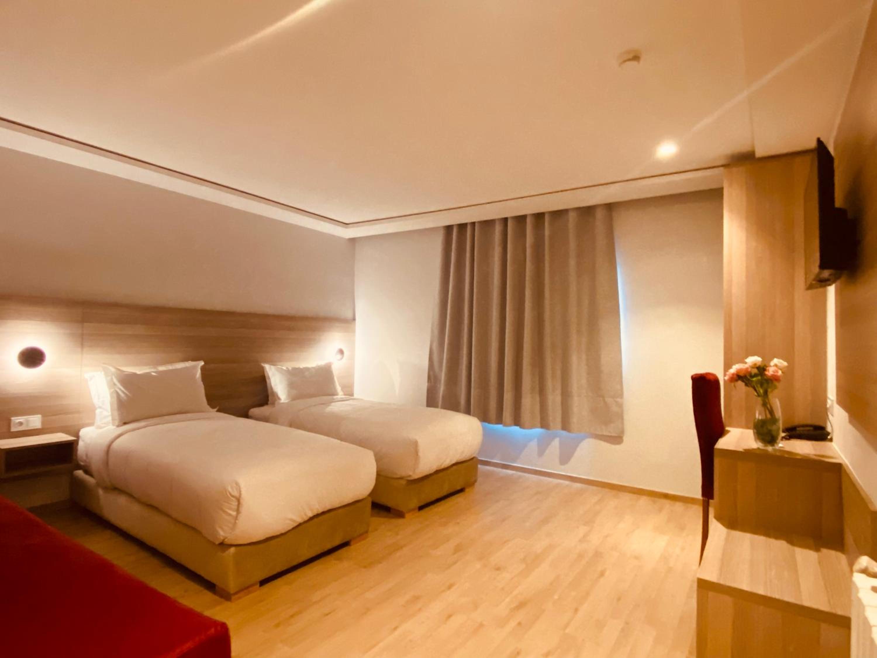 Deluxe Room (2 Adults + 1 Child)