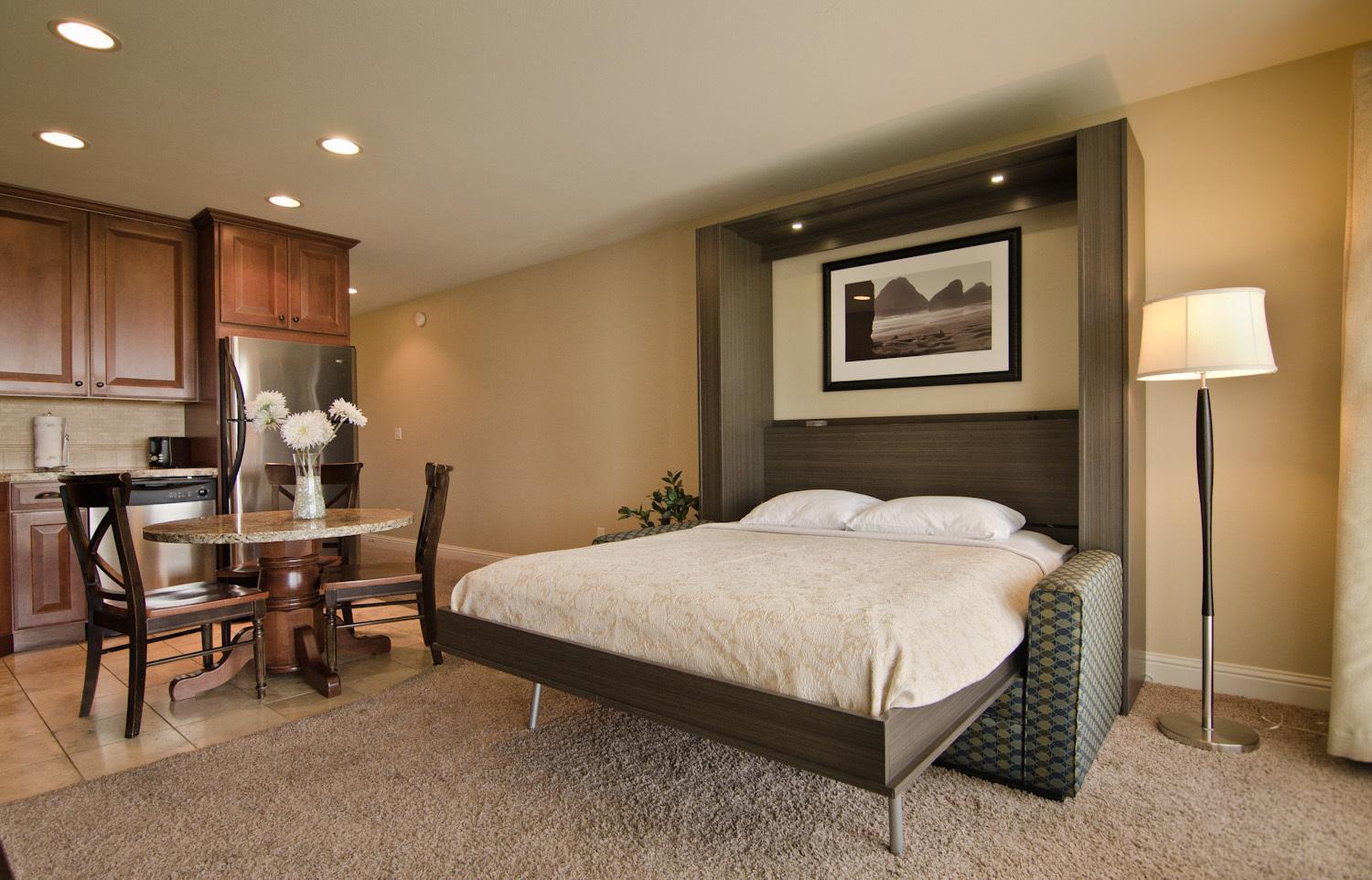 Ocean Front Condo with Queen Bed and a kitchen