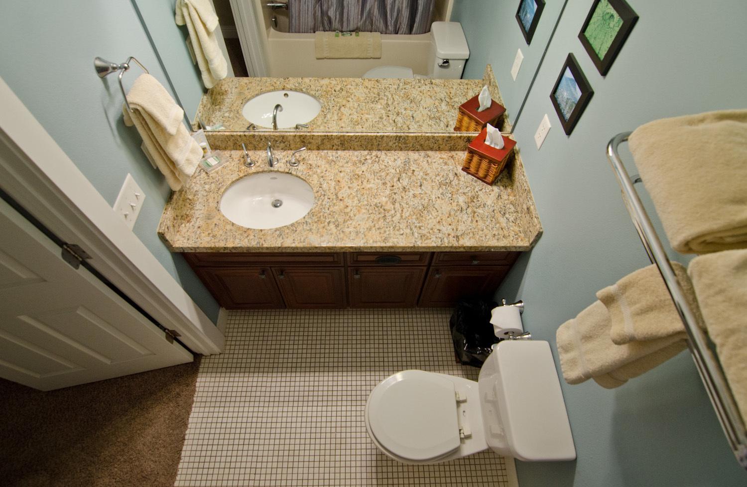Ocean Front Condo with Queen Bed and a kitchen photo 3