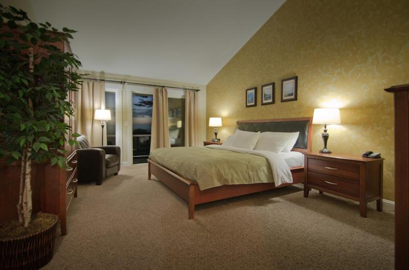 Deluxe King Room with Ocean View