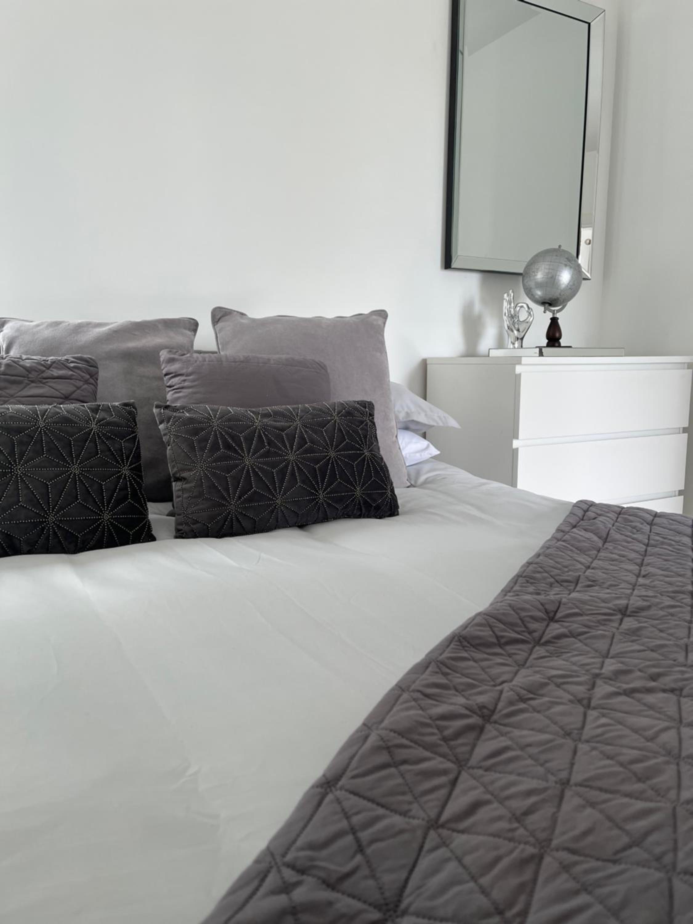 One-Bedroom Apartment - Photo 1