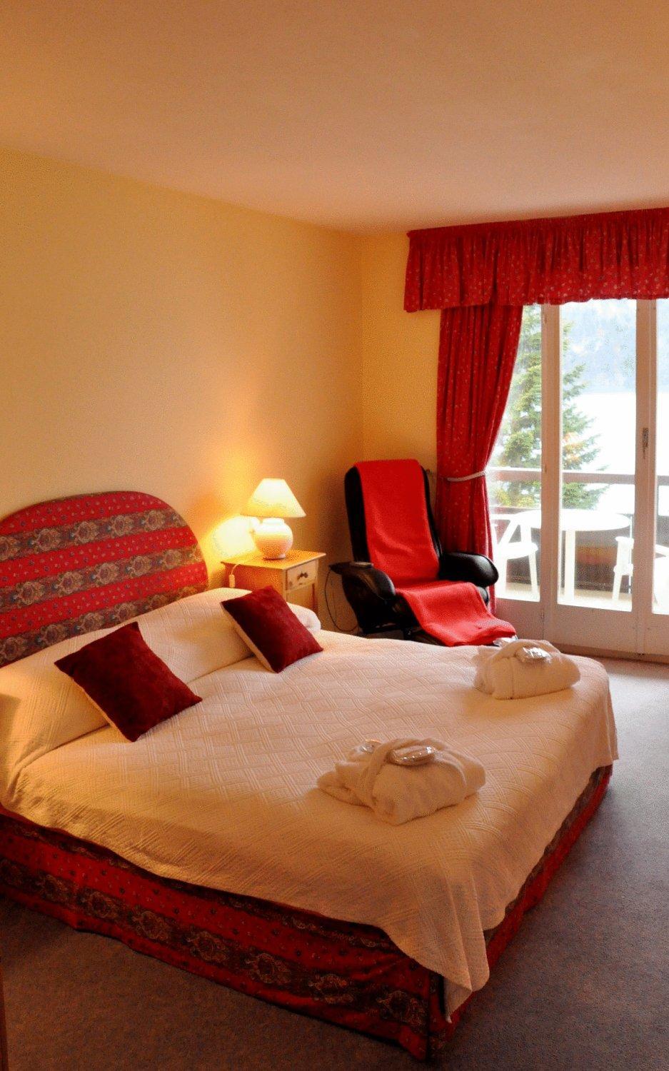 Double Room with Private Bathroom, Balcony and Lake View - Photo 2