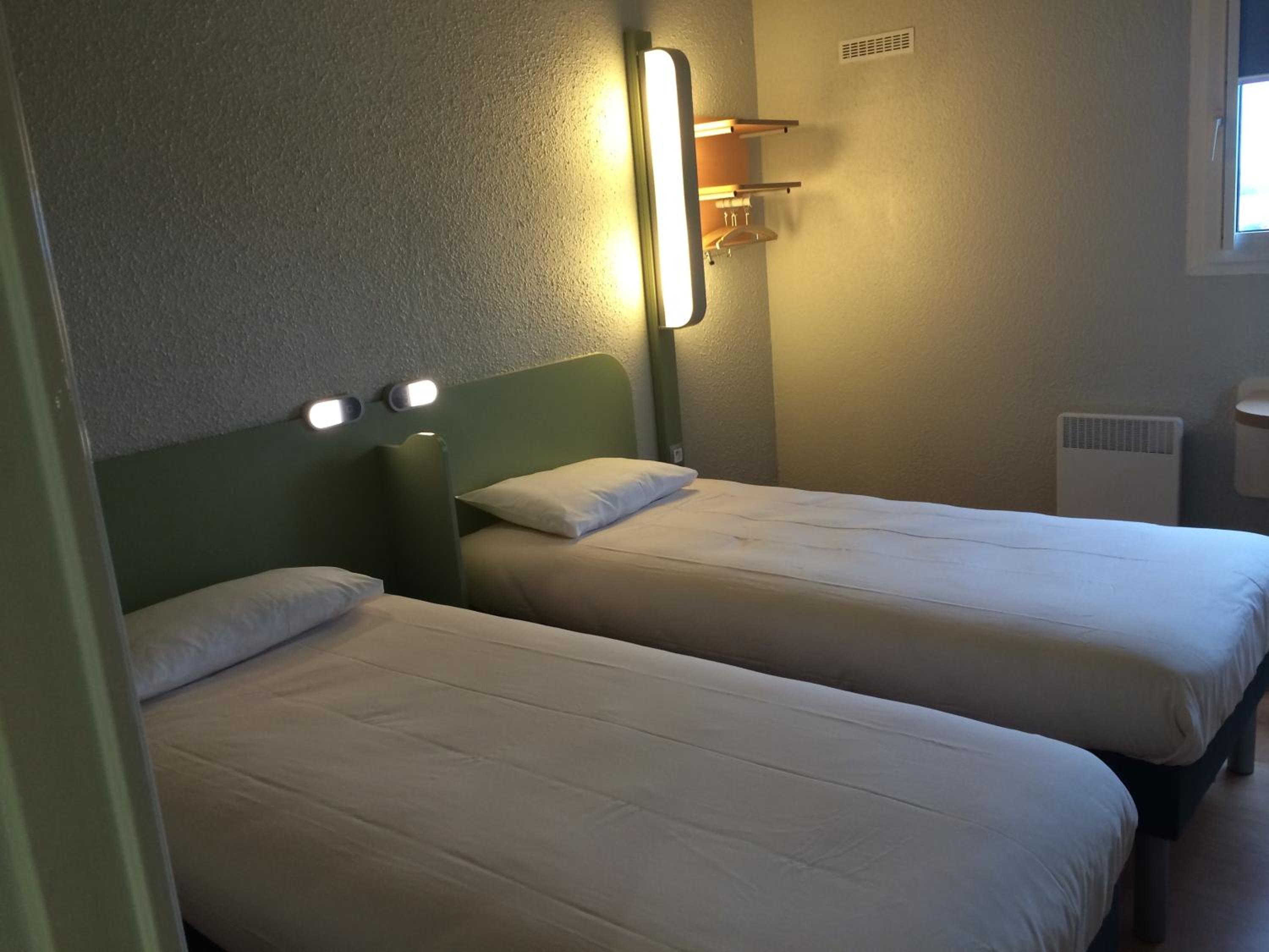 Standard Twin Room - Photo 3