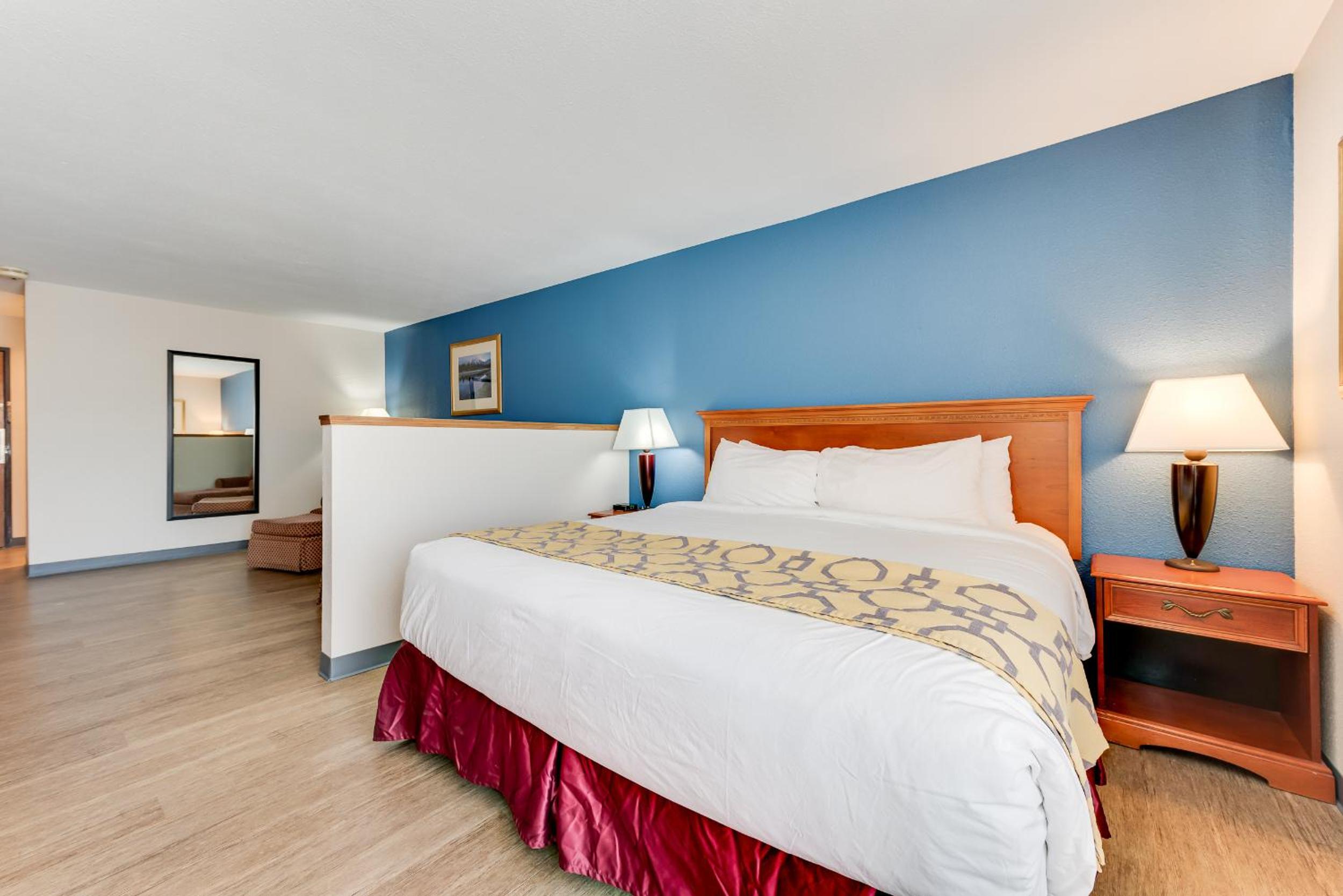 Deluxe King Room - Non-Smoking - Photo 2