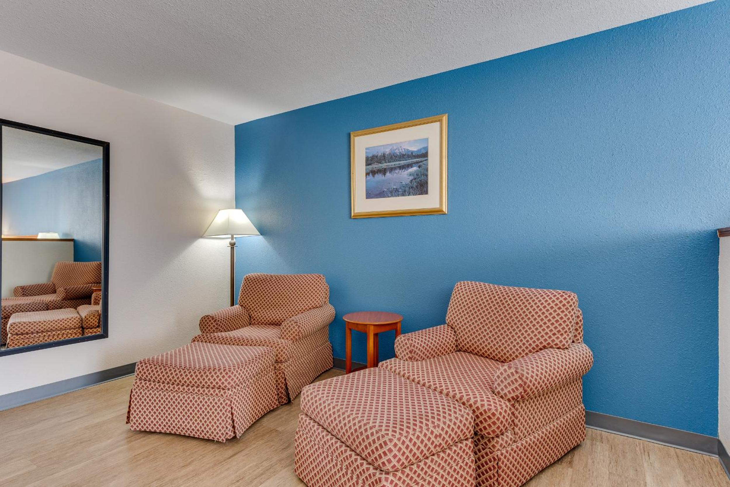 Deluxe King Room - Non-Smoking - Photo 3