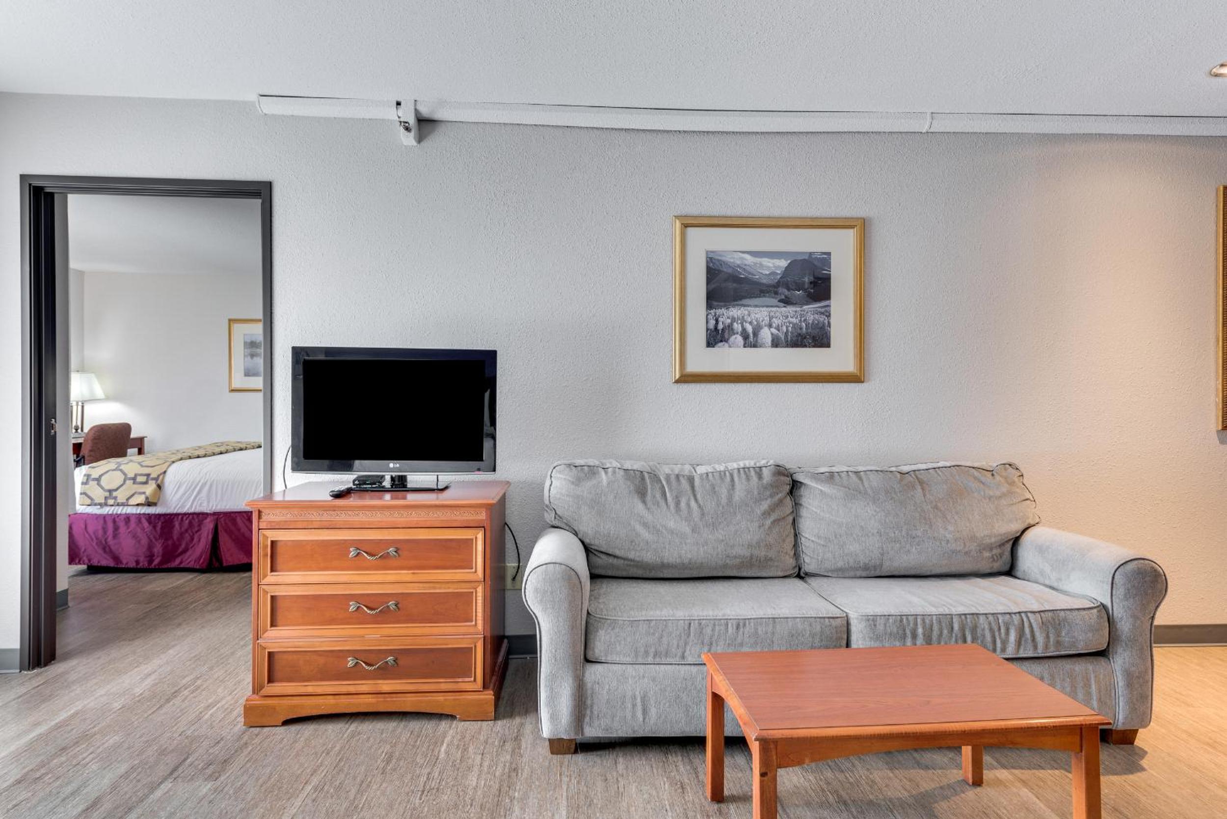 One-Bedroom King Suite with One Queen Bed - Non-Smoking - Photo 2