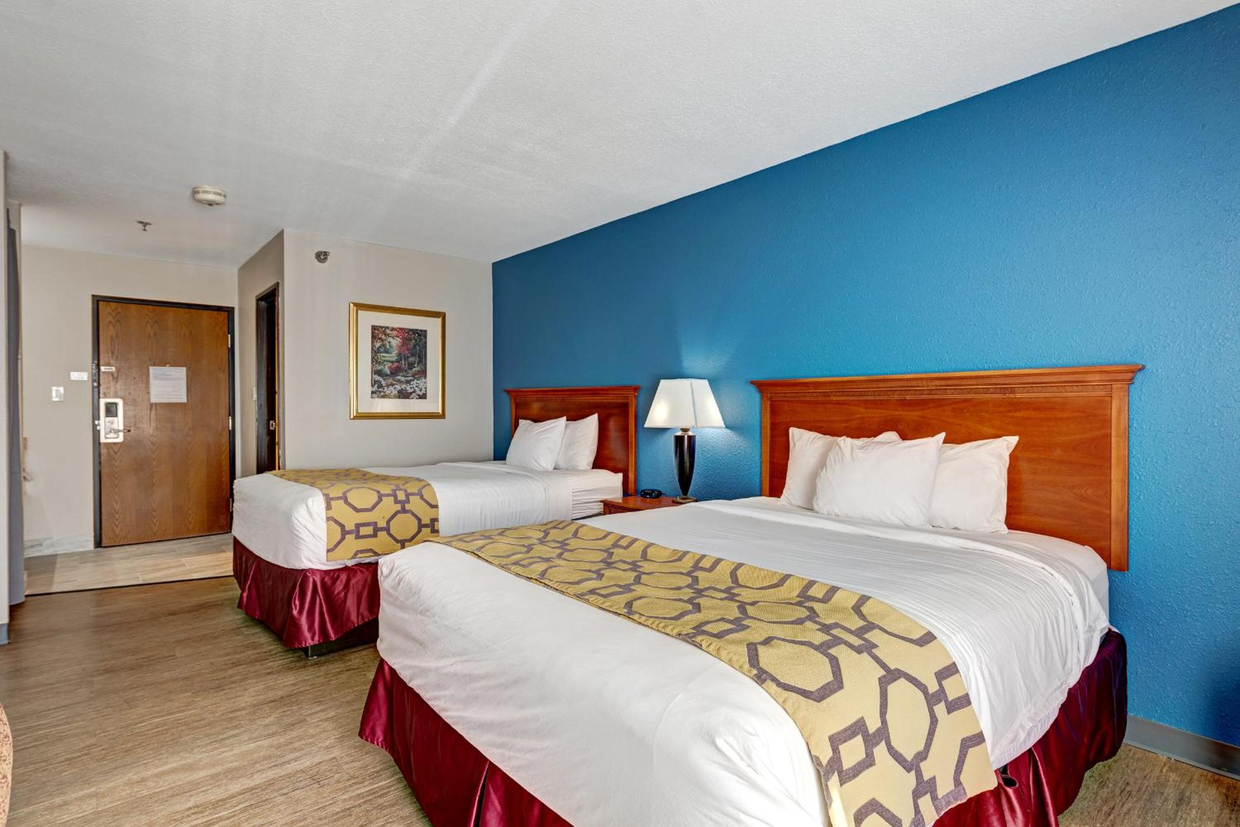 Queen Room with Two Queen Beds - Non-Smoking - Photo 2