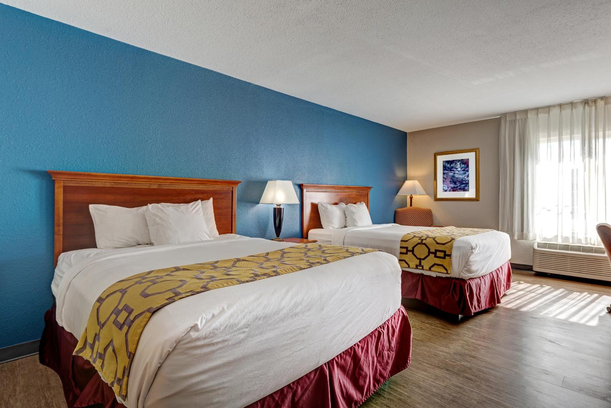Queen Room with Two Queen Beds - Non-Smoking - Photo 6