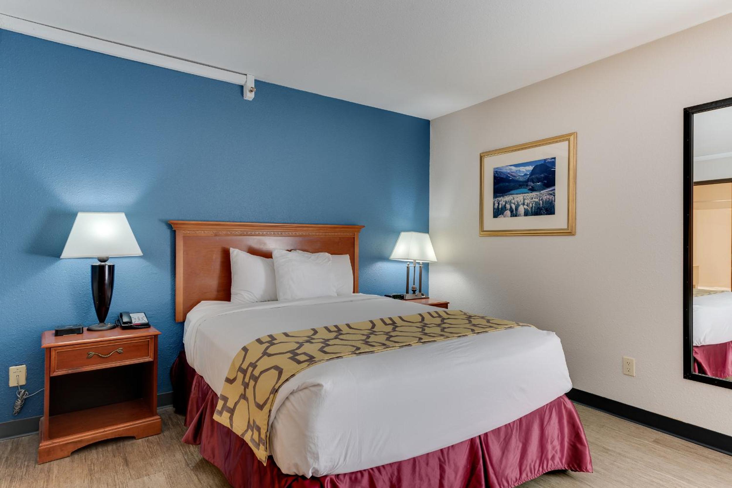 One-Bedroom King Suite with One Queen Bed - Non-Smoking - Photo 5